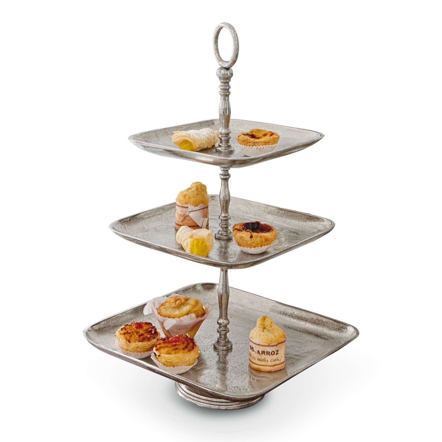 Dreistöckige silberne Metall-Etagere mit verschiedenen Gebäckstücken für Dessert und Party