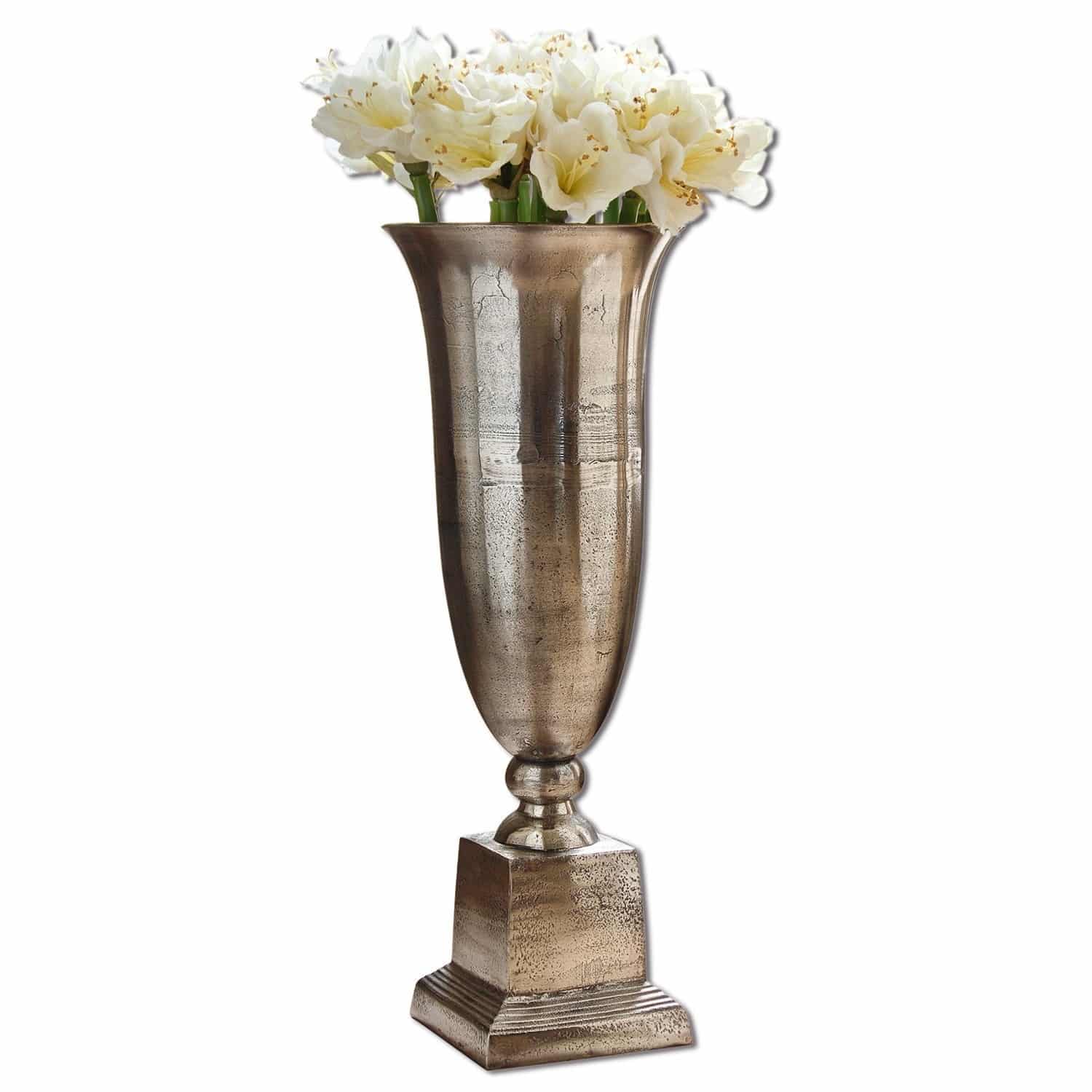 Bodenvase Belfort Hohe silberne Metallvase mit weißen Blumen zur stilvollen Wohnraumdekoration