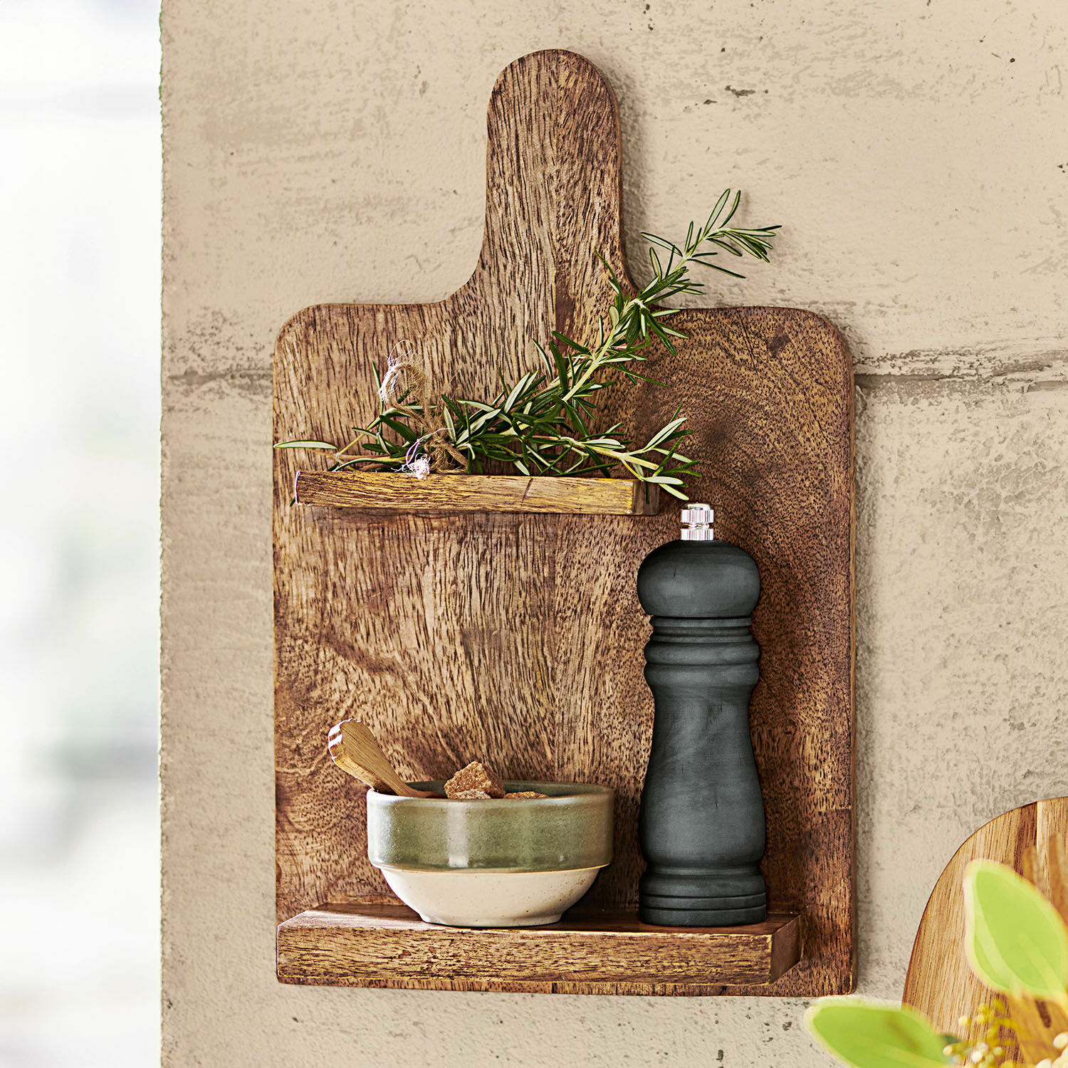 Wandregal Novillard Holzbrett mit Ablagen, grünen Zweigen und schwarzem Pfeffermühle, Küchenwanddeko aus Holz