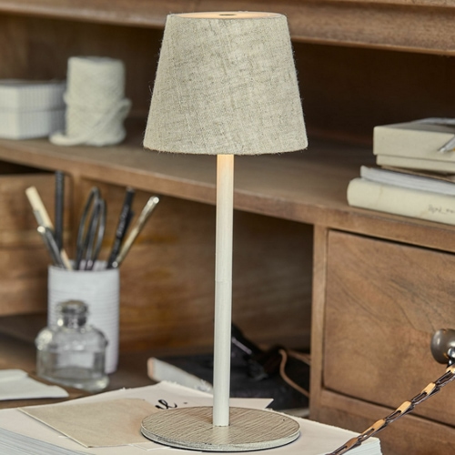 Tischlampe mit beigem Leinen-Schirm und weißem Metallfuß für stilvolle Wohnraumbeleuchtung
