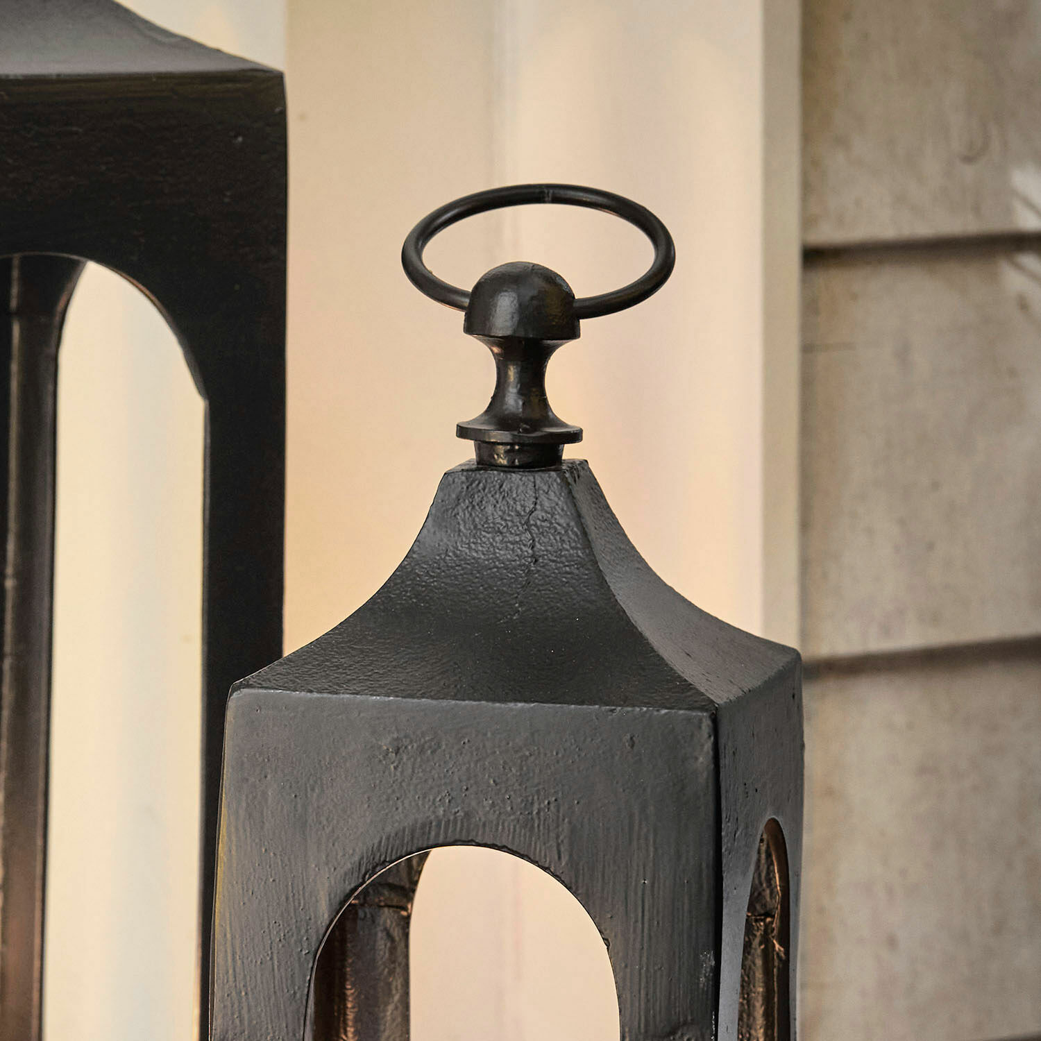 Schwarzer Metallgriff mit rundem Ring als dekoratives Element für Innen und Außen