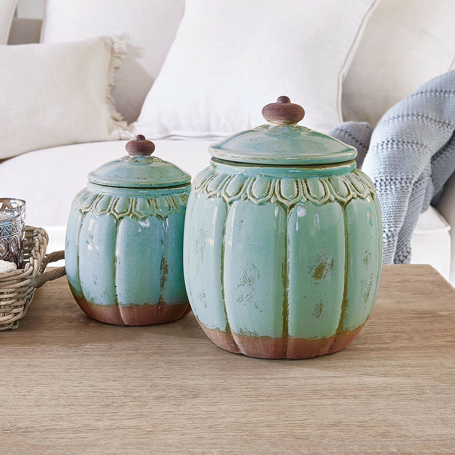 Dose 2er Set Valerosas Set aus zwei grünen Keramikdosen mit braunen Details auf Holztisch