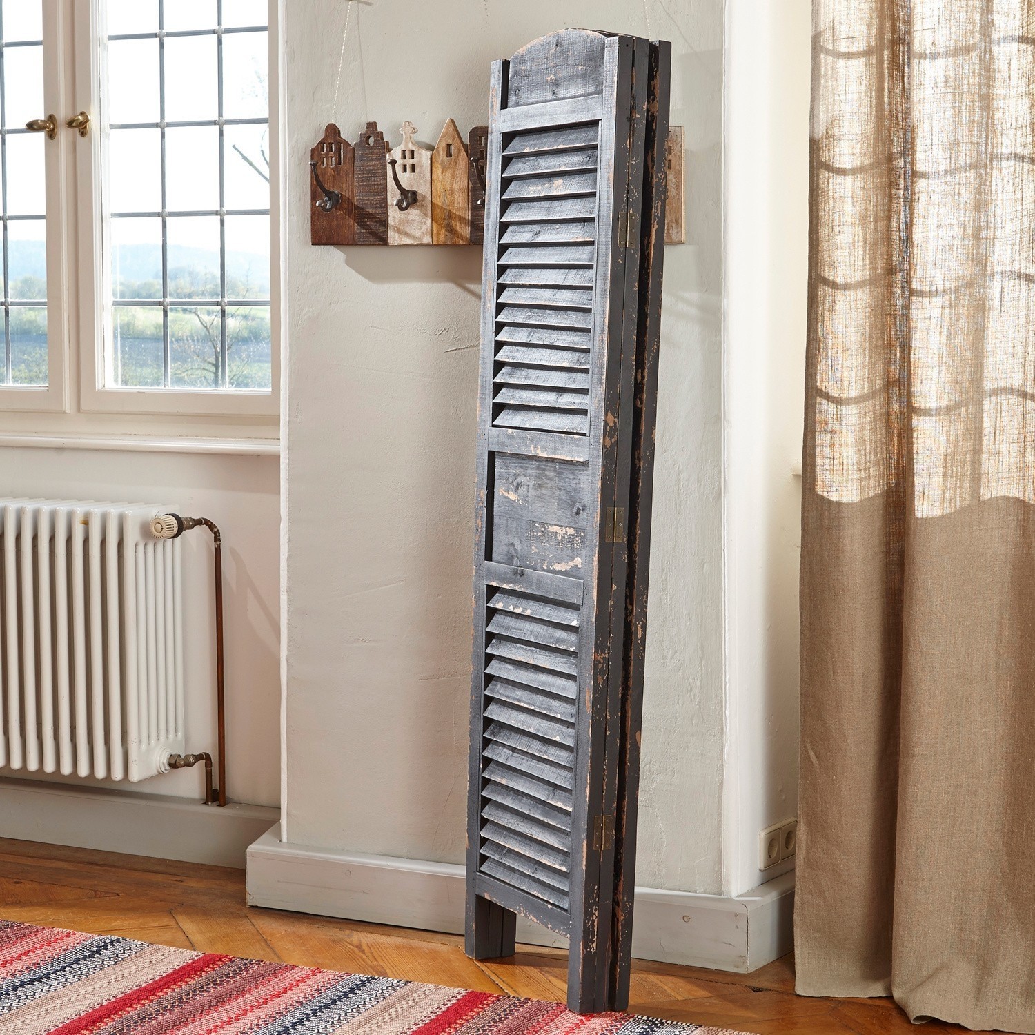 Stehender vintage Holzladen in dunklem Grau als dekoratives Wohnaccessoire