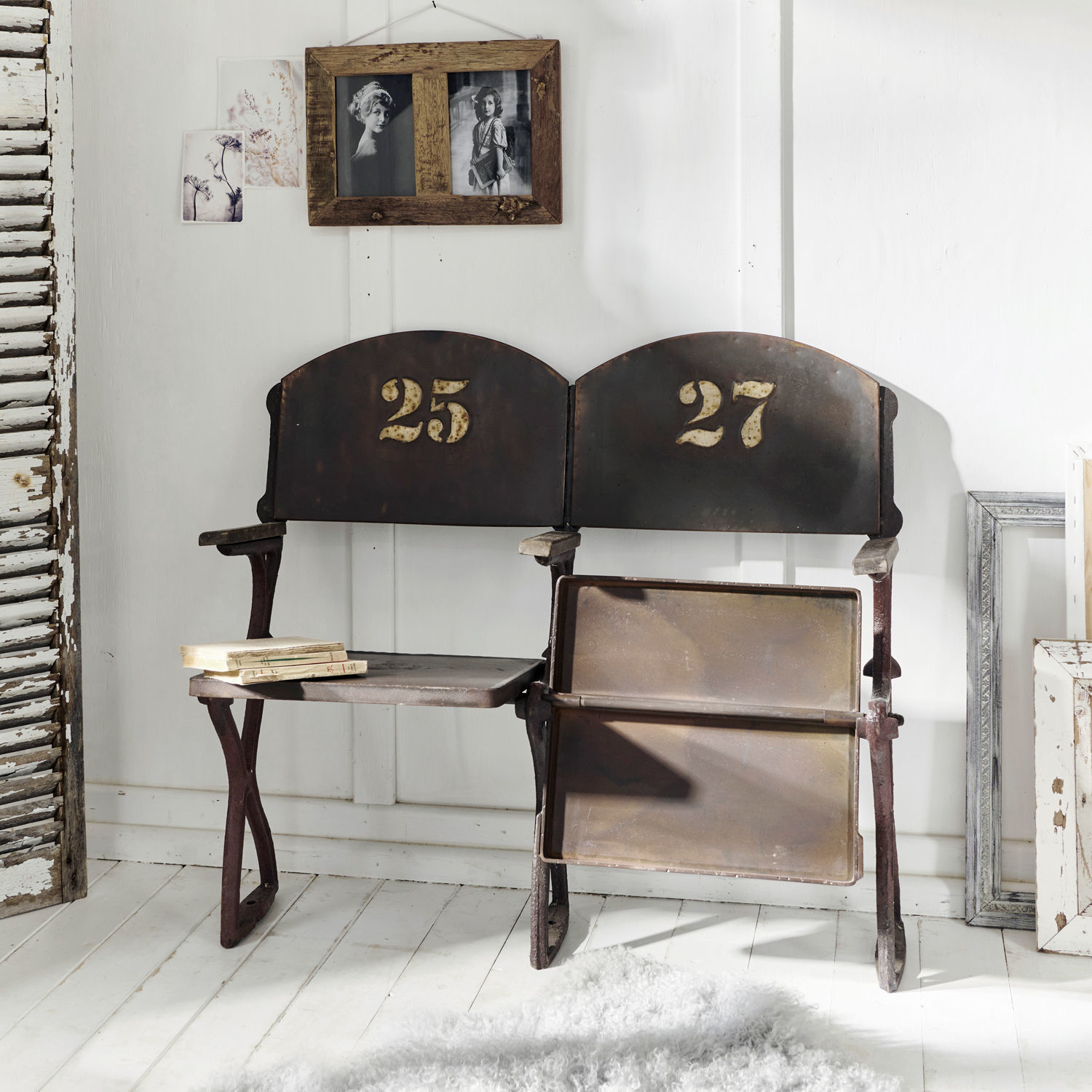 Zweisitzige Metallbank mit den Nummern 25 und 27 im Vintage-Stil für Retro-Interieur