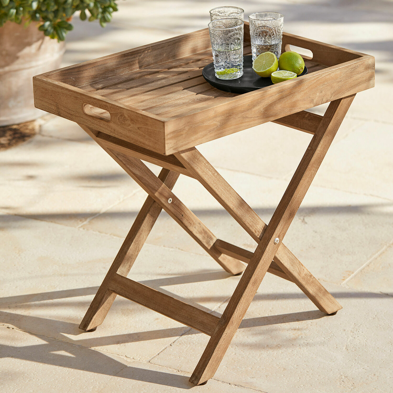 Klappbarer Beistelltisch aus naturfarbenem Teakholz mit Tablett und Gläsern für Terrasse