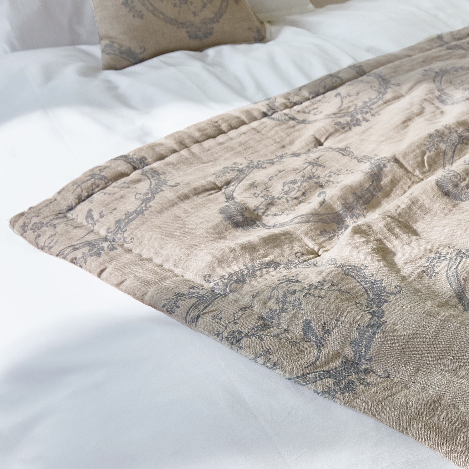 Beige Leinenbettdecke mit grauem Muster auf weißer Bettwäsche, dekorativer Schlafzimmerstoff
