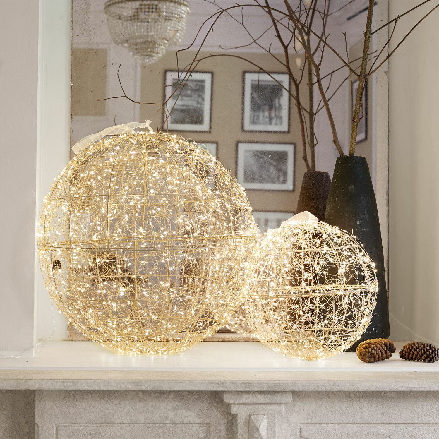 LED-Kugel 2er Set Ambertin Zwei dekorative goldfarbene Drahtkugeln mit LED-Lichtern für stimmungsvolle Weihnachtsbeleuchtung.