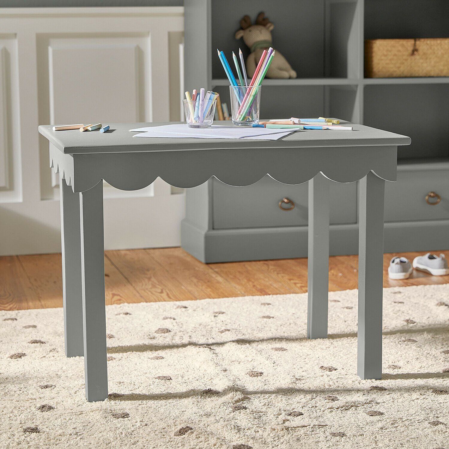 Kindertisch Poussinou Grüner Kindertisch aus Holz mit wellenförmigem Rand und Buntstiften auf der Tischplatte zum Malen
