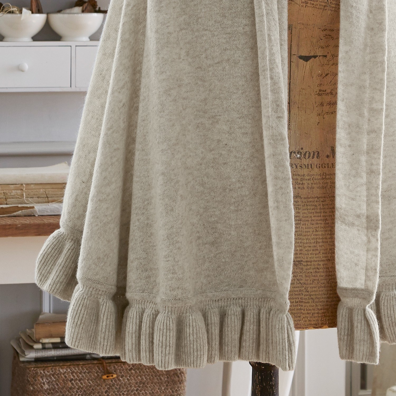 Beiger Strickpullover aus weichem Material mit dekorativem Rippbündchen am Saum