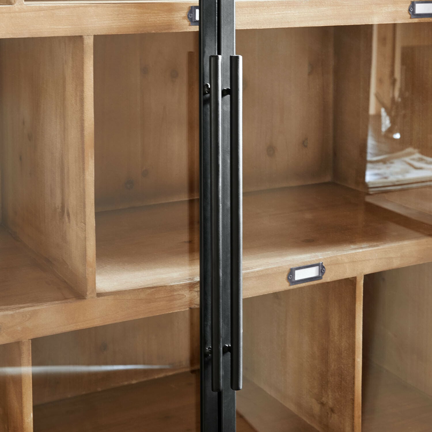 Holzschrank mit Glastüren und schwarzen Metallgriffen zur praktischen Aufbewahrung