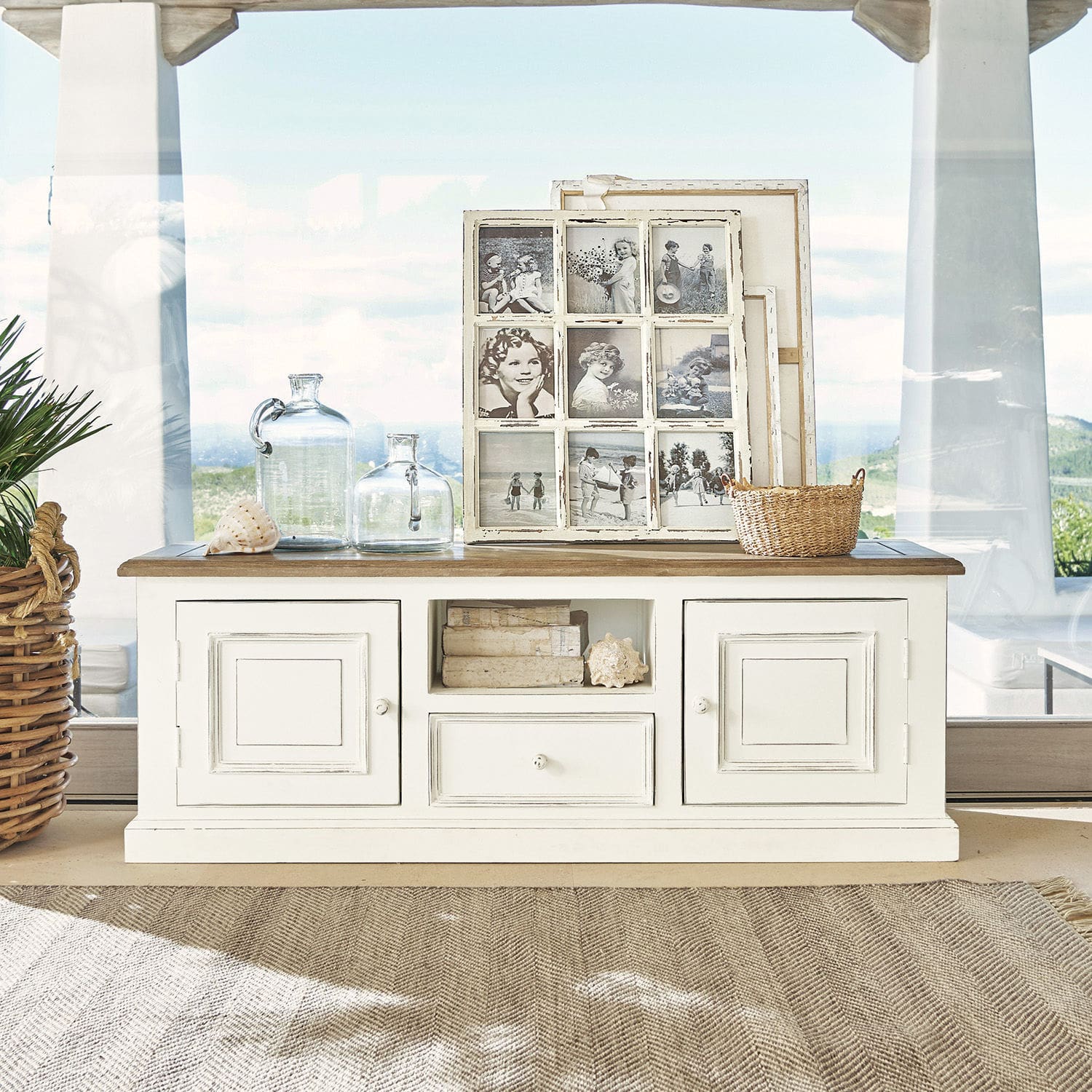 Sideboard Cogolin Weiße Holzkommode mit Schublade und Türen, dekoriert mit Glasflaschen und Vintage-Fotorahmen