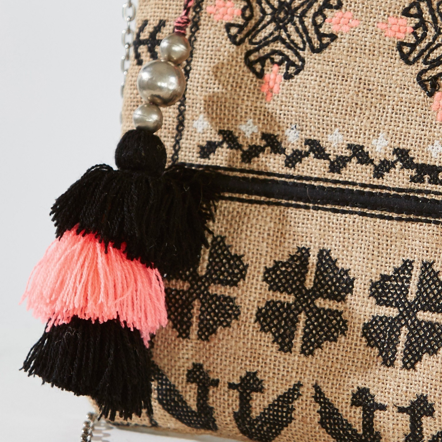 Beige Jutetasche mit schwarzem und rosa Quaste sowie schwarzer Stickerei, modisches Alltagsaccessoire
