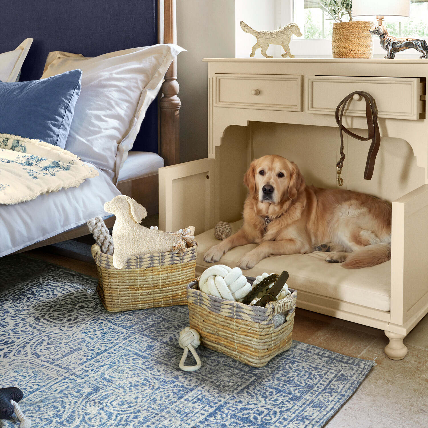Beige Holz-Hundehütte mit weicher Polsterung und Spielzeugkörben auf blauem Teppich im Schlafzimmer