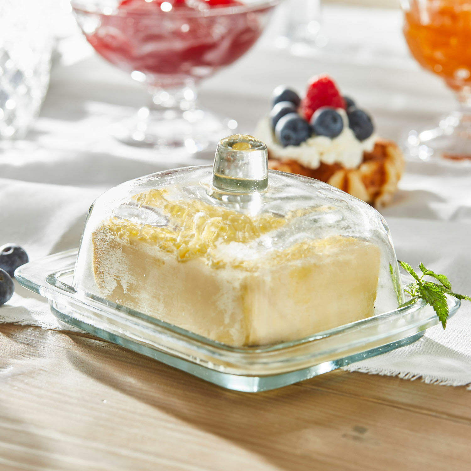 Butterdose Annie Glas-Butterdose mit transparentem Deckel auf Holztisch, Butter darin sichtbar