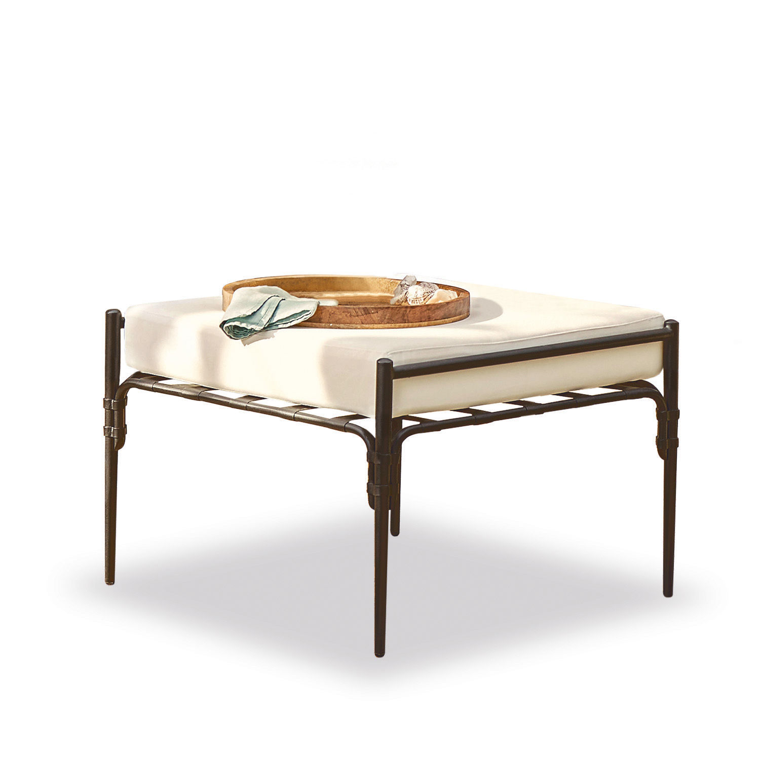 Quadratischer Hocker mit Metallgestell und cremefarbenem Polster, moderner Wohnzimmertisch