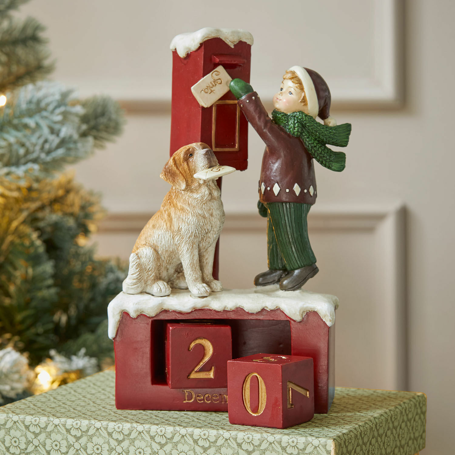 Kalender Norrholm Roter Adventskalender mit Kind- und Hundfigur auf schneebedeckter Basis, Weihnachtsdekoration