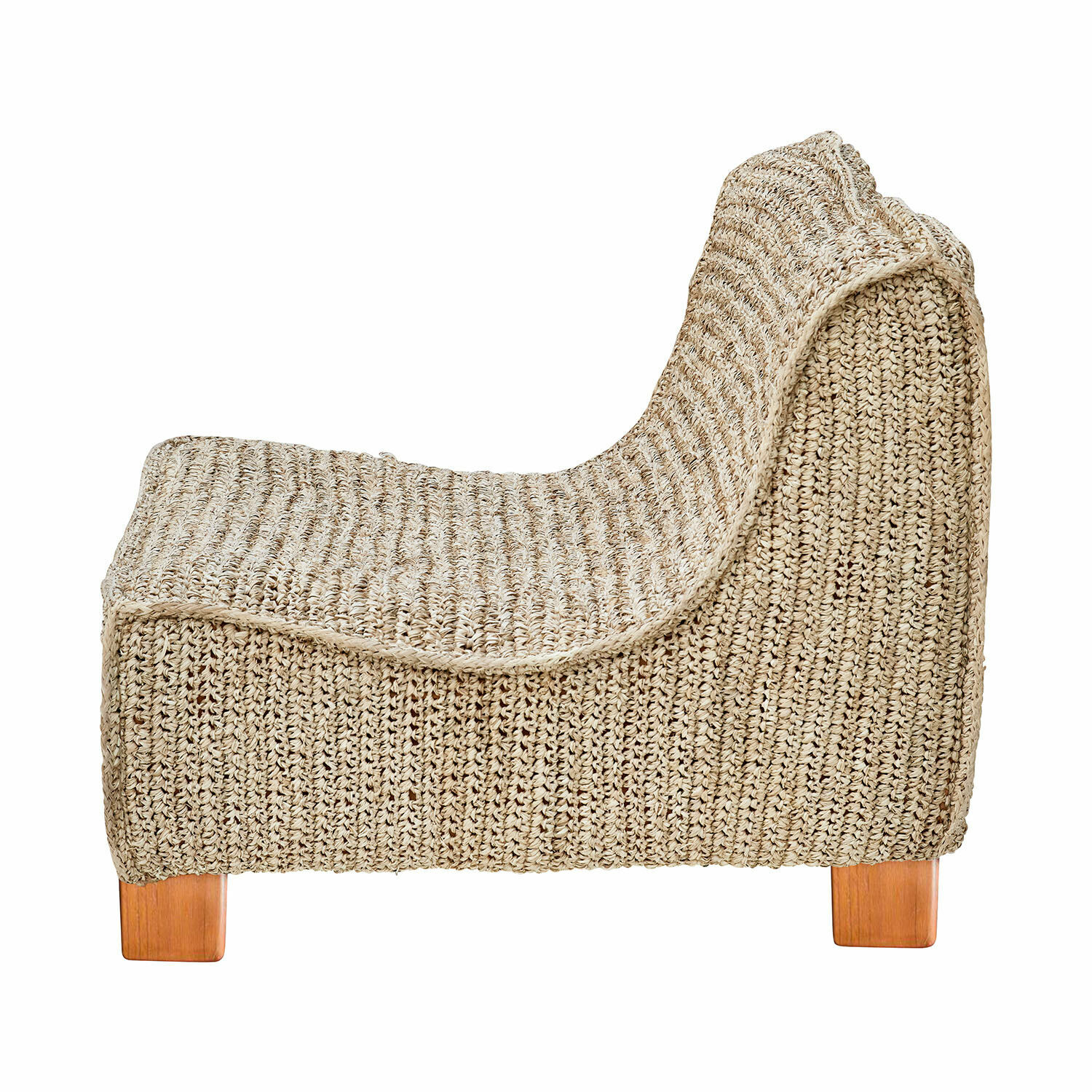 Niedriger Sessel aus beige geflochtenem Material mit Holzbeinen für Wohnzimmer und Entspannung