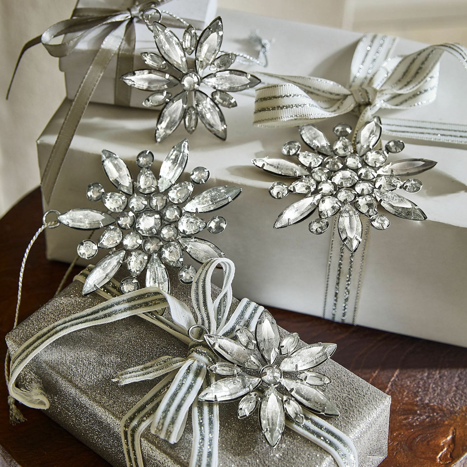 Weihnachtsanhänger 4er Set Orvalie Silberne Schneeflocken-Dekorationen mit Kristallen auf silbernen und weißen Geschenkboxen, Weihnachtsdeko