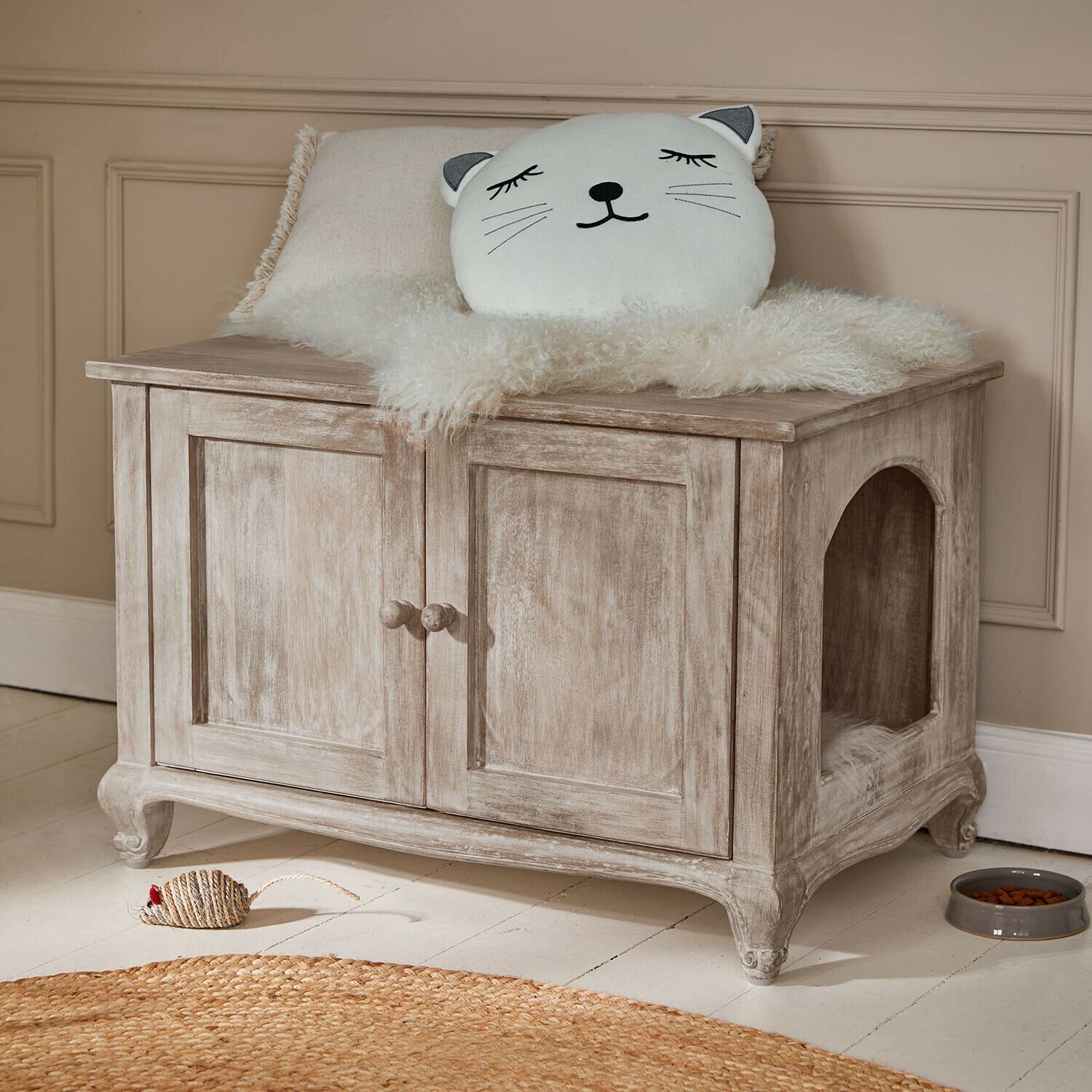 Weiß gewaschener Vintage-Holzschrank für Haustiere mit weichem Kissen und Katzenspielzeug