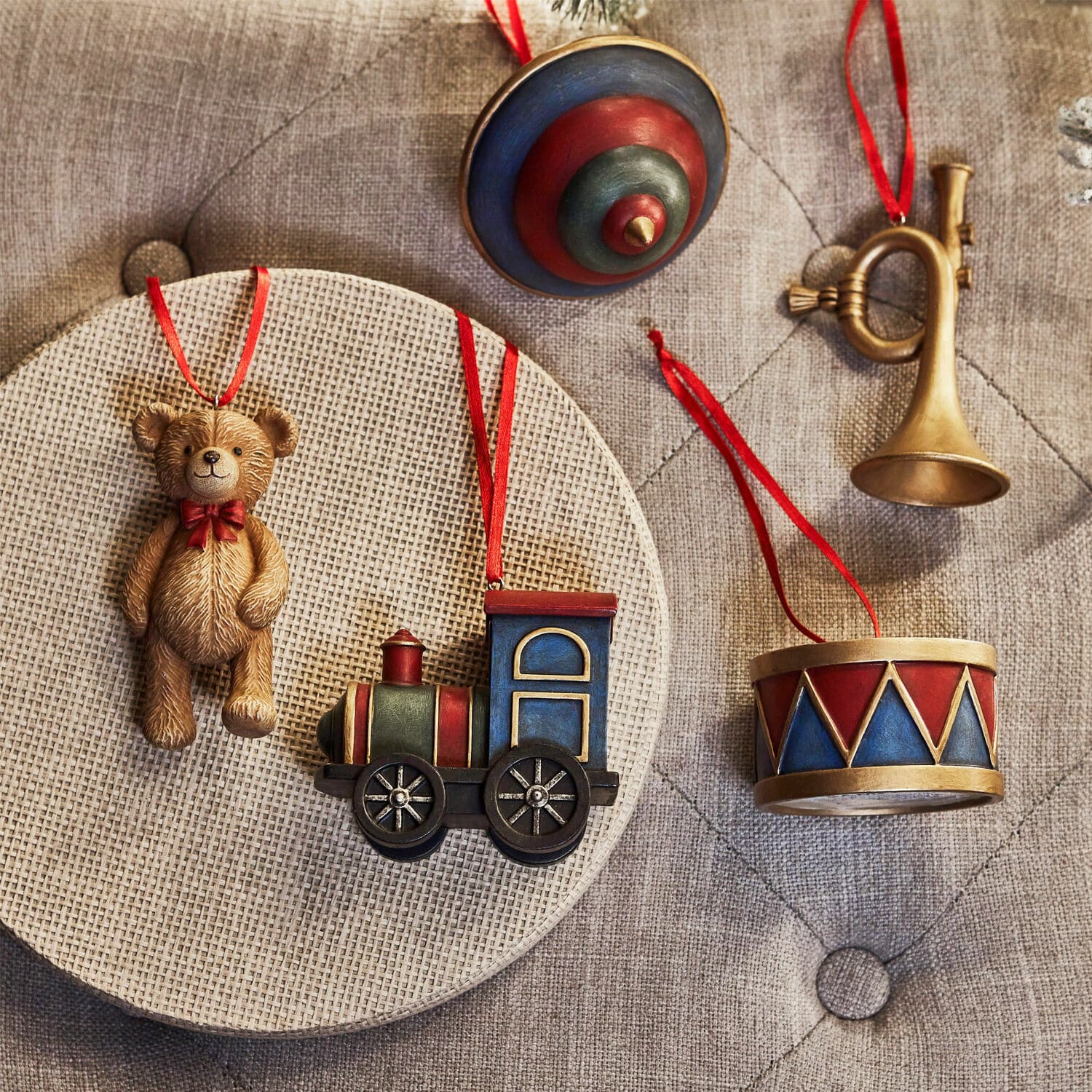Anhänger 5er Set Dassa Set aus Weihnachtsanhängern mit Bär, Lokomotive, Trommel und Trompete in Rot und Blau