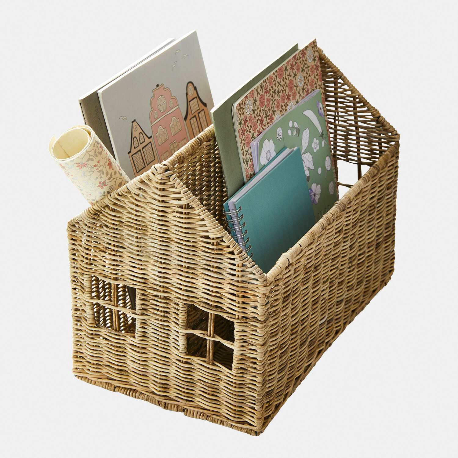 Wiklinerkorb in Hausform mit Fächern für Bücher und Notizbücher in Pastellfarben