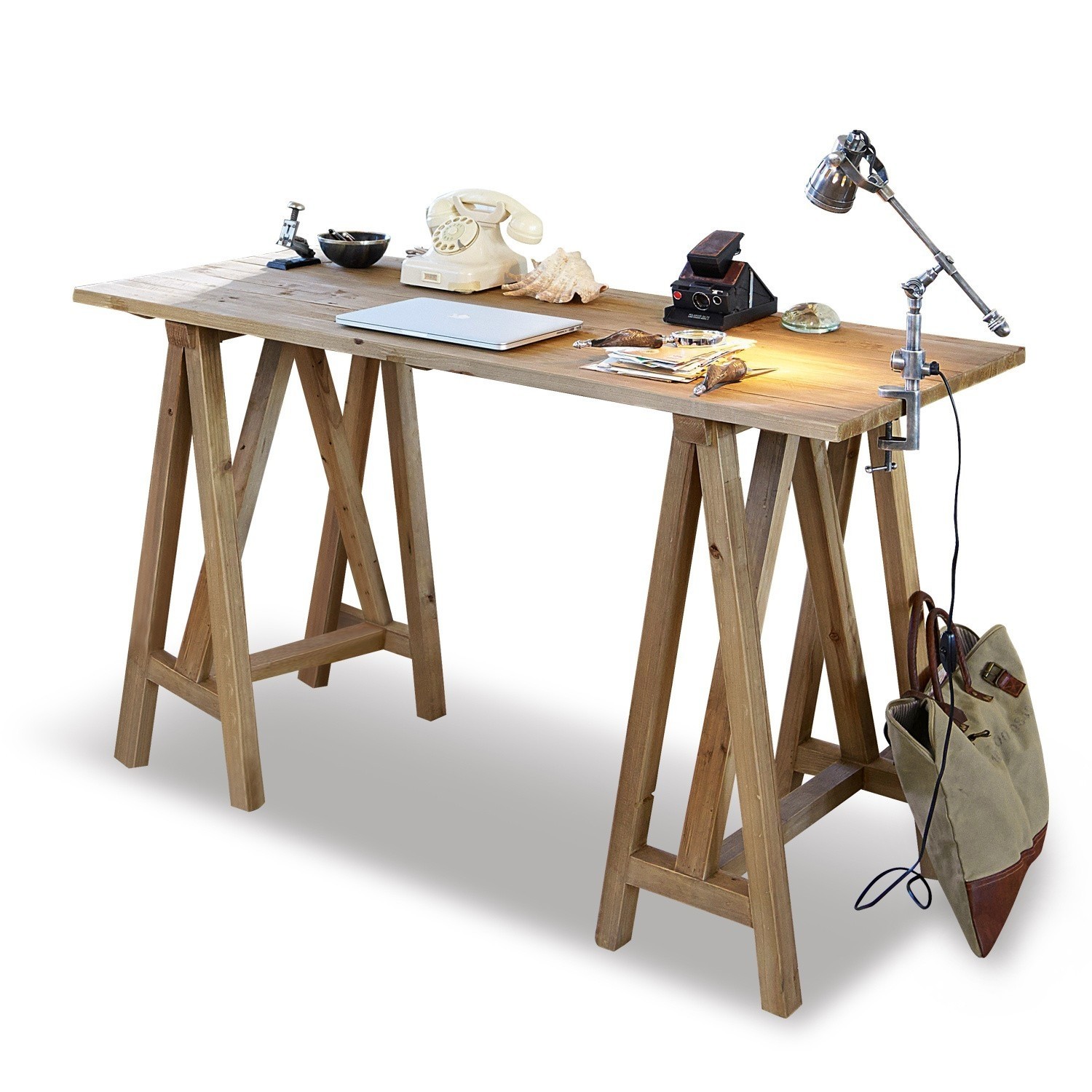 Helles Holzschreibtisch mit Lampe und Accessoires auf der Arbeitsfläche für Homeoffice