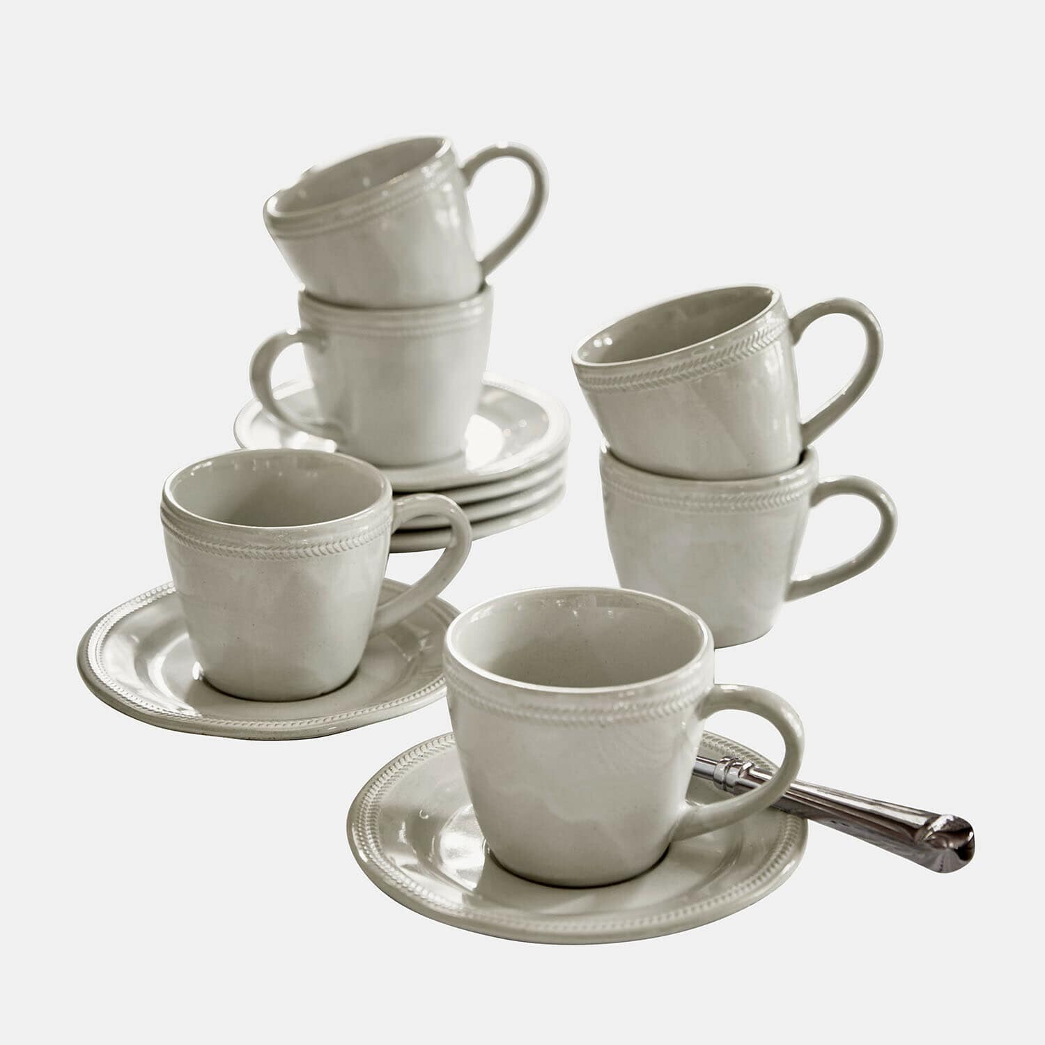 Tasse mit Untertasse 6er Set Norrvik Set aus sechs cremefarbenen Keramiktassen mit Untertassen und Kaffeelöffel