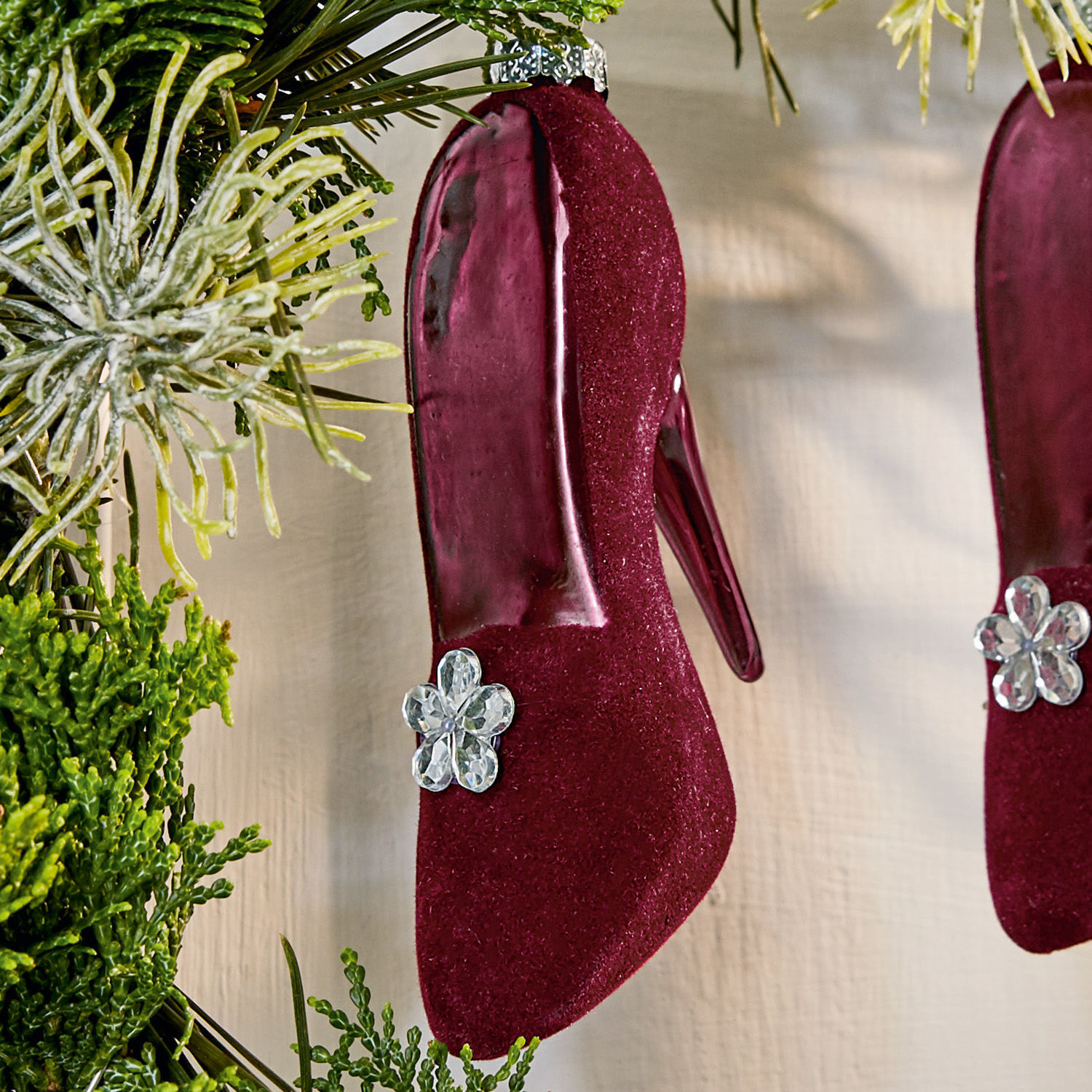 Bordeauxfarbener Glitzer-Pumps mit Kristallblume als Weihnachtsbaumschmuck