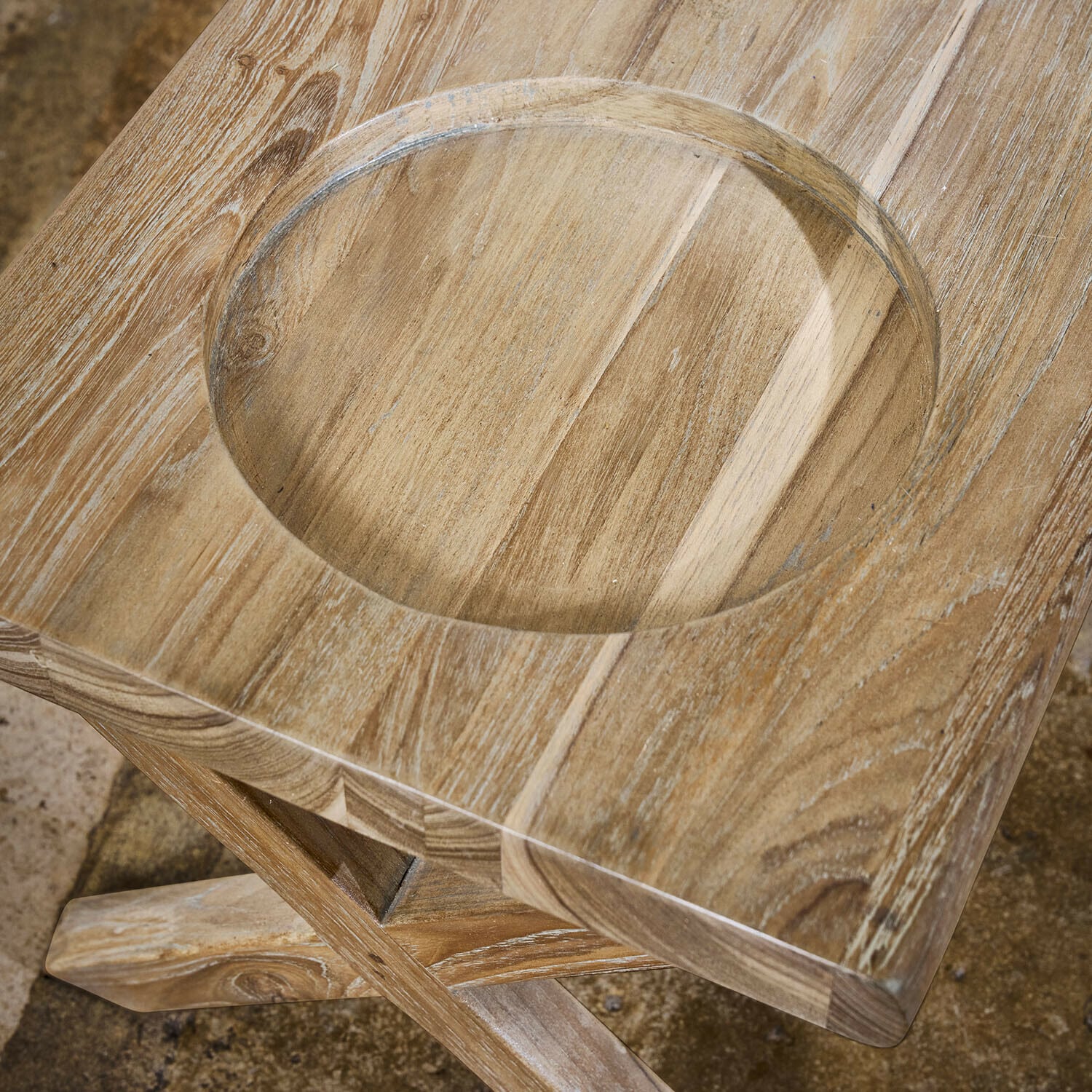 Holztisch mit rundem Vertiefung auf der Tischplatte in natürlicher Holzfarbe, rustikales Möbelstück