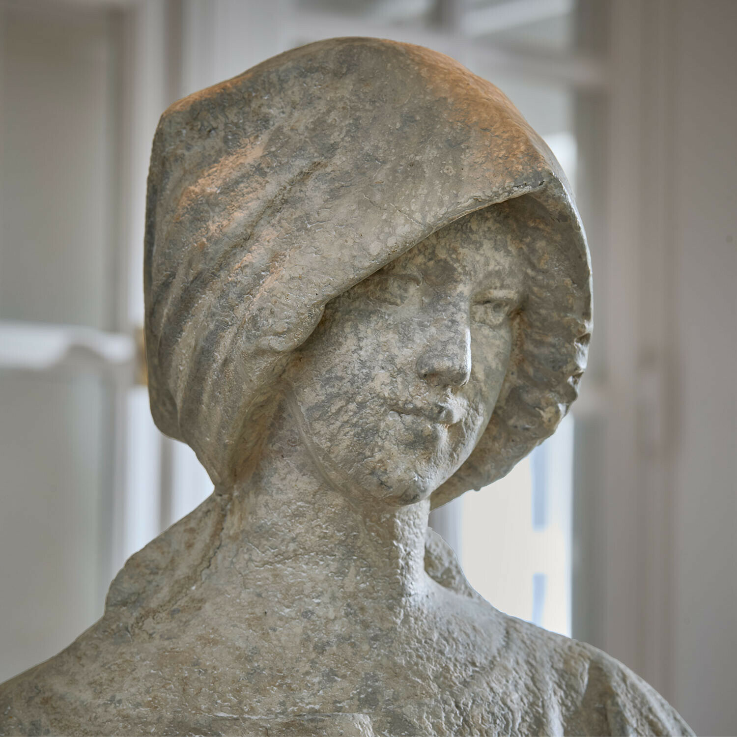 Steinskulptur einer Frau mit Kapuze, dekoratives Wohnaccessoire mit antikem Effekt