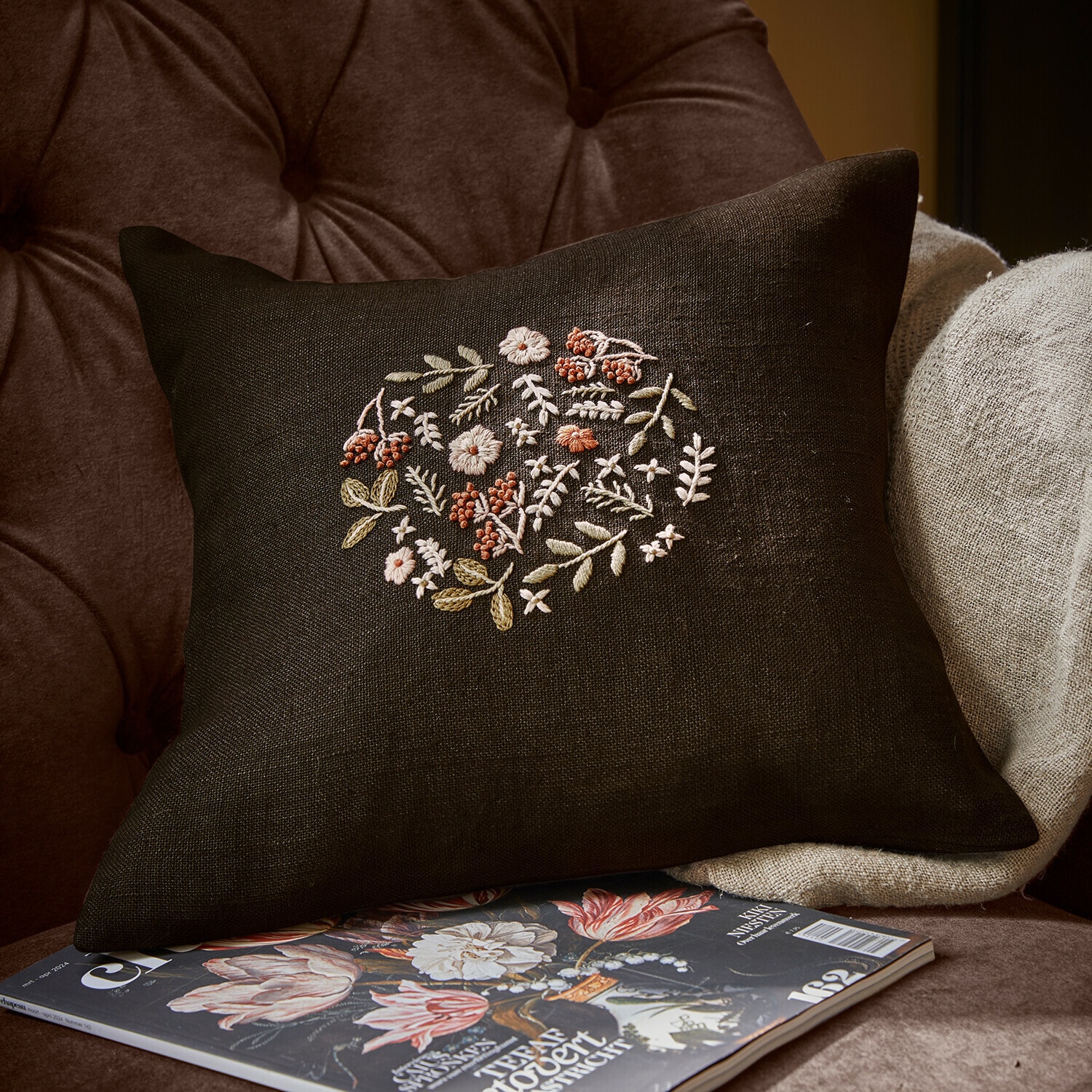 Kissenhülle Mireve Dunkelbraunes Leinenkissen mit floraler Stickerei, Wohnaccessoire und Heimtextilien