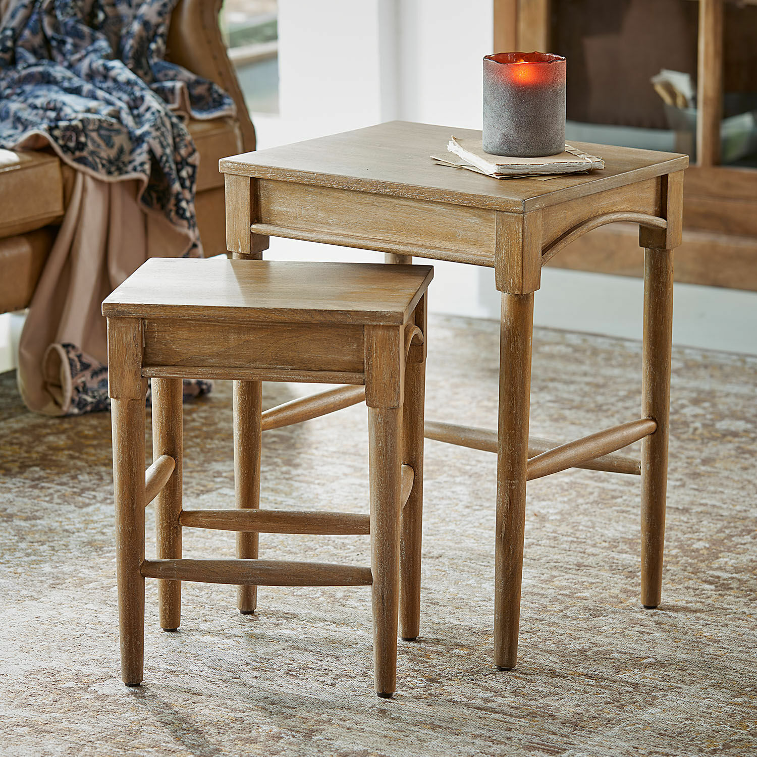 Beistelltisch 2er Set Benoique Set aus zwei Beistelltischen aus Holz in natürlicher Farbe auf Teppich im Wohnzimmer