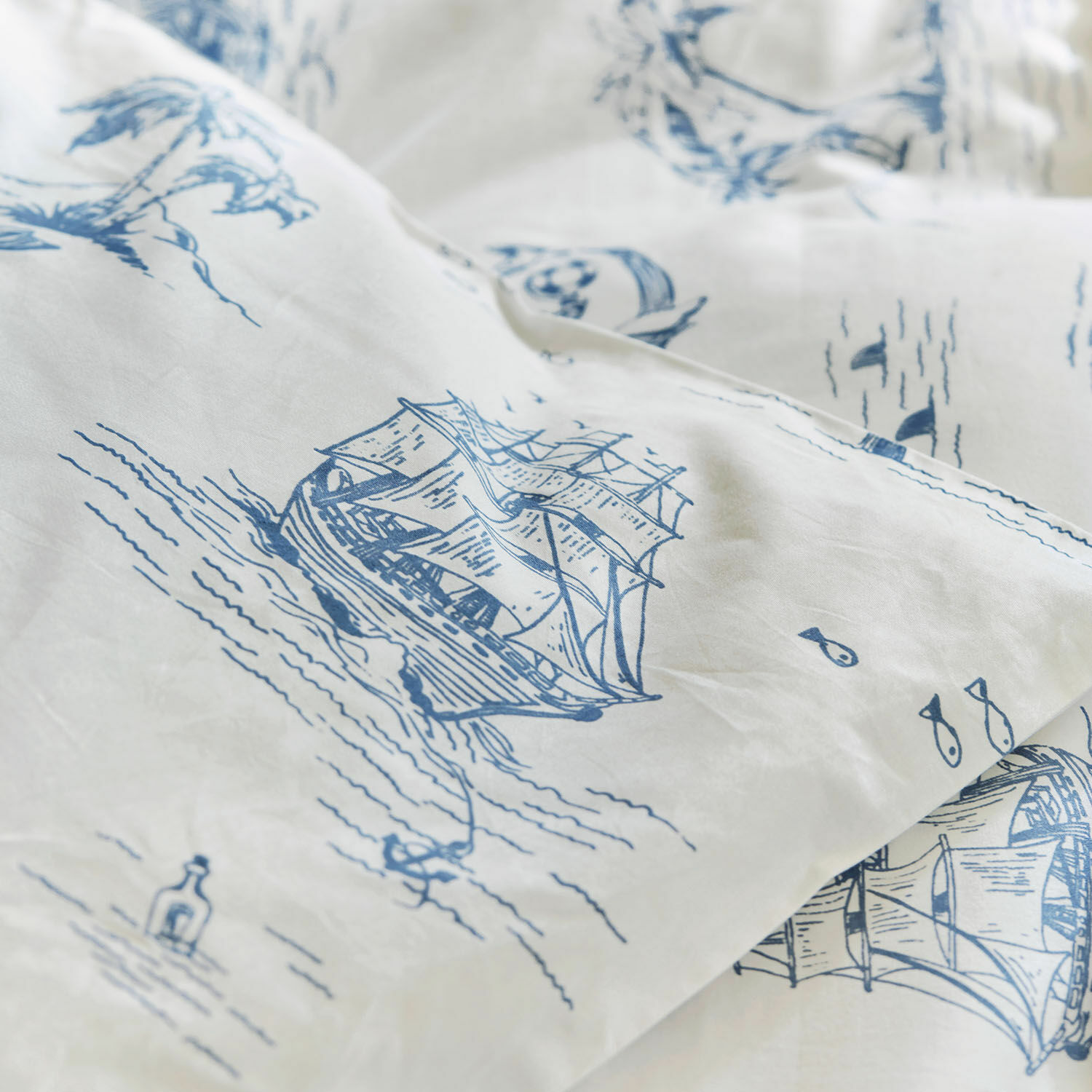 Weiße Baumwollstoff mit blauem Aufdruck von Schiffen und maritimen Motiven, dekorativer Stoff für Zuhause