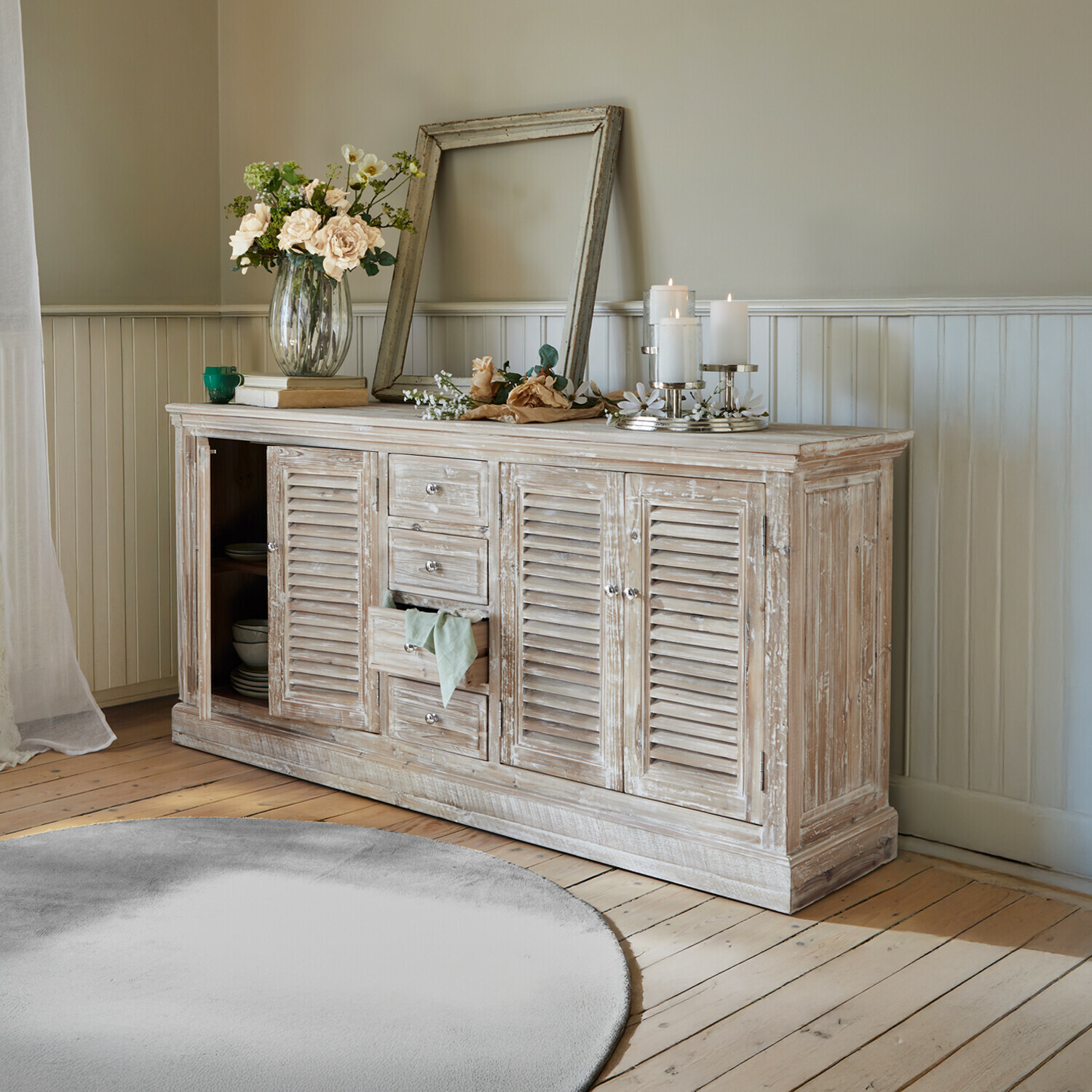 Kommode Houston Rustikales Sideboard aus Holz mit weiß gewischtem Finish, Dekorationen und Kerzen im Wohnzimmer