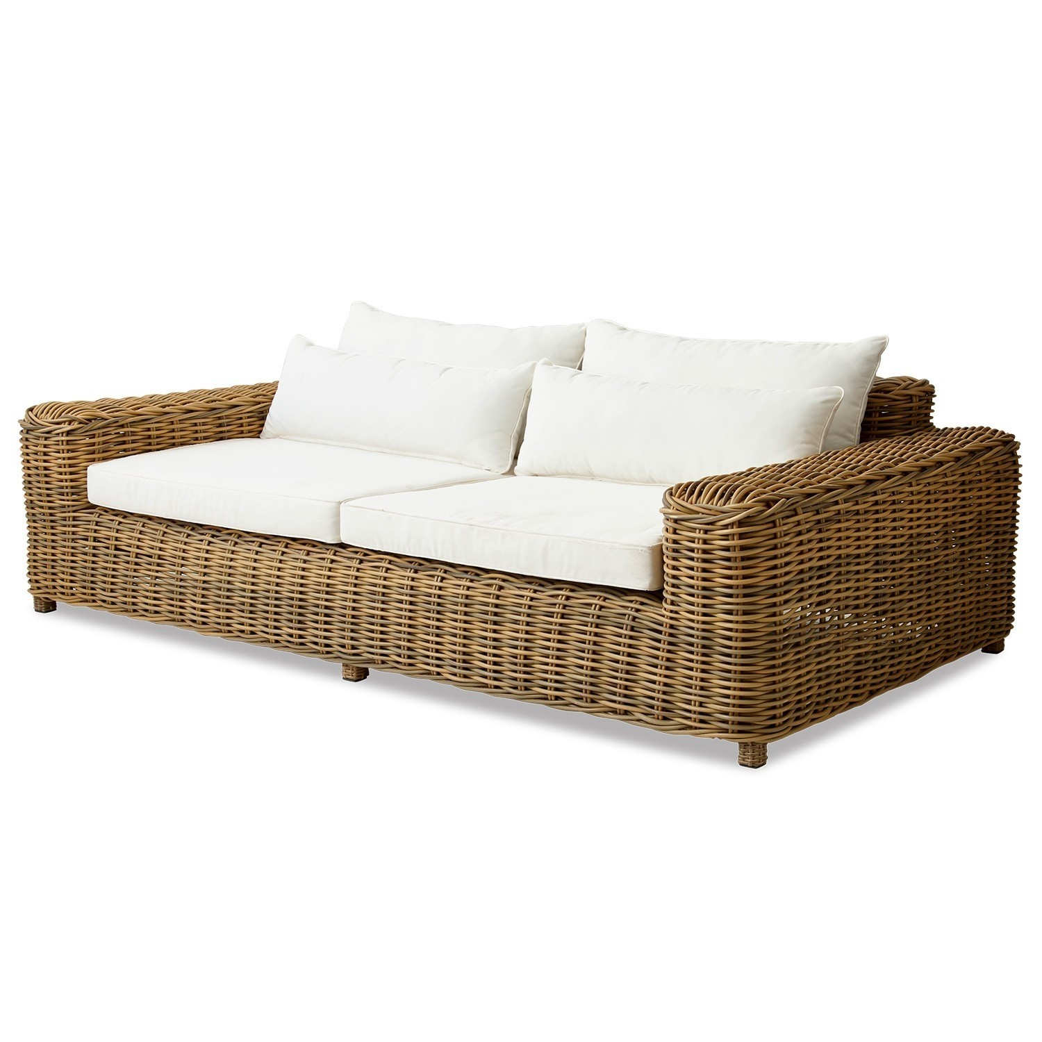 Rattansofa mit weißen Kissen, Gartenmöbel in natürlicher Farbe und bequemem Design