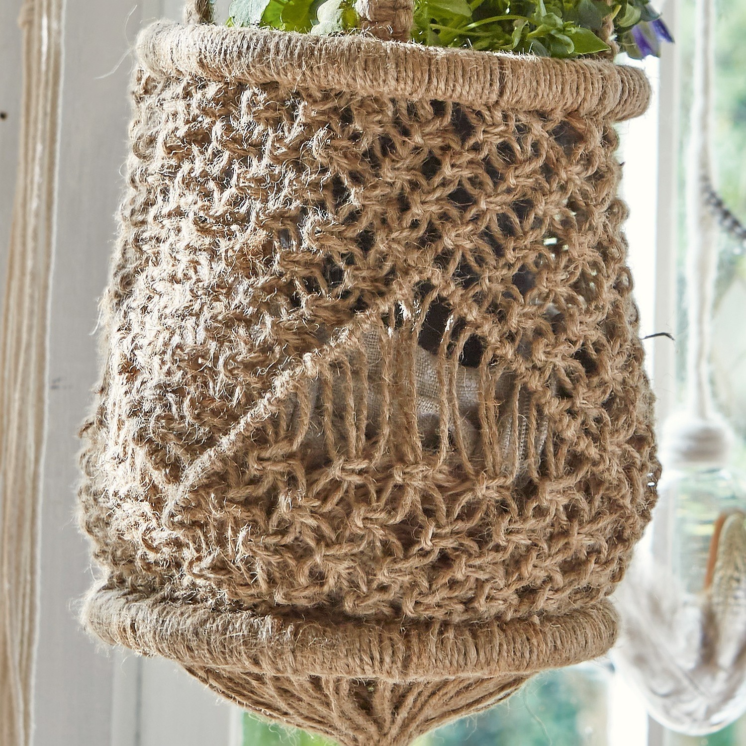 Hängender Dekokorb aus natürlichem Jutegarn in Beige für Wohn- und Gartenbereich