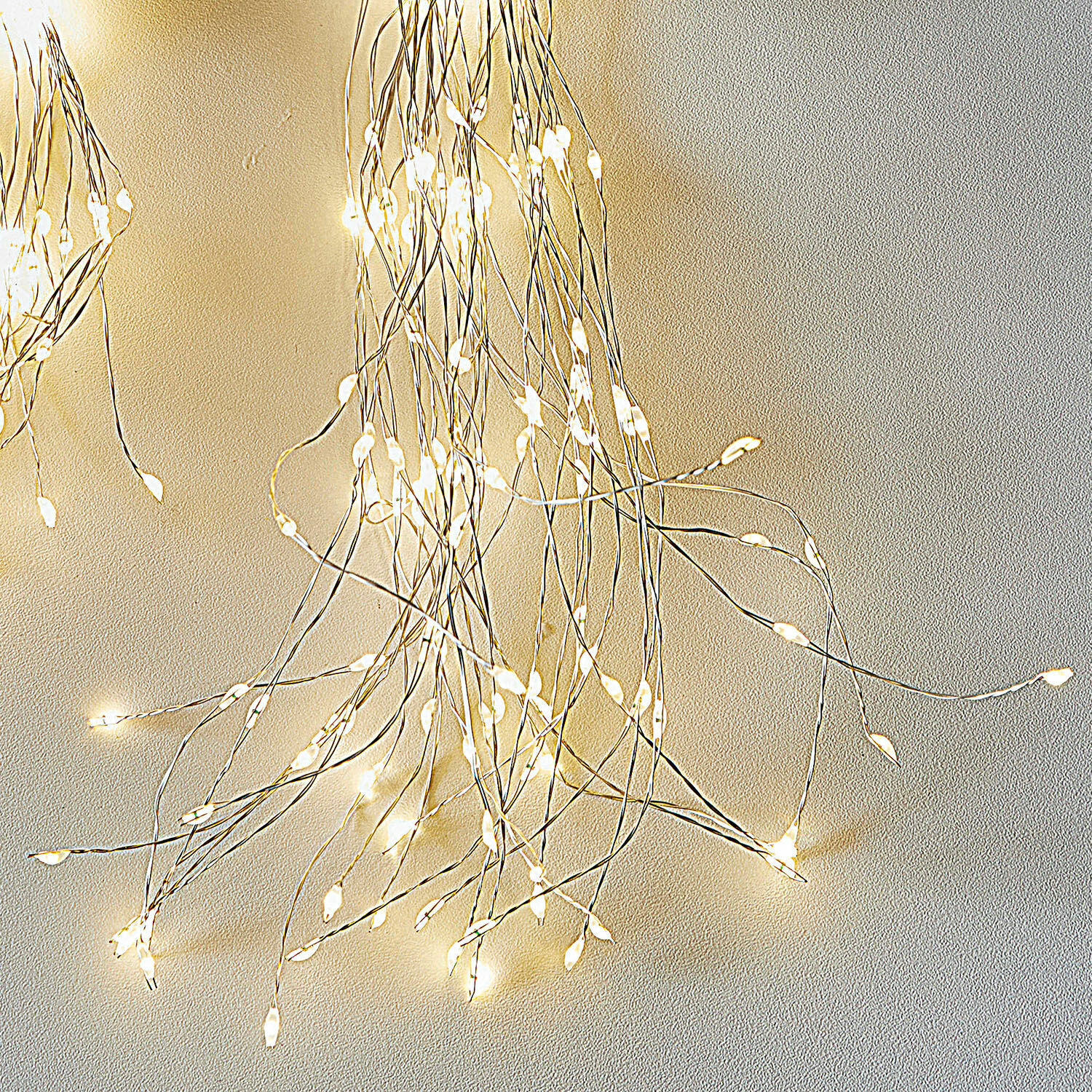 Feine LED-Lichterkette mit silbernen Drähten und warmweißem Licht zur stilvollen Raumdekoration