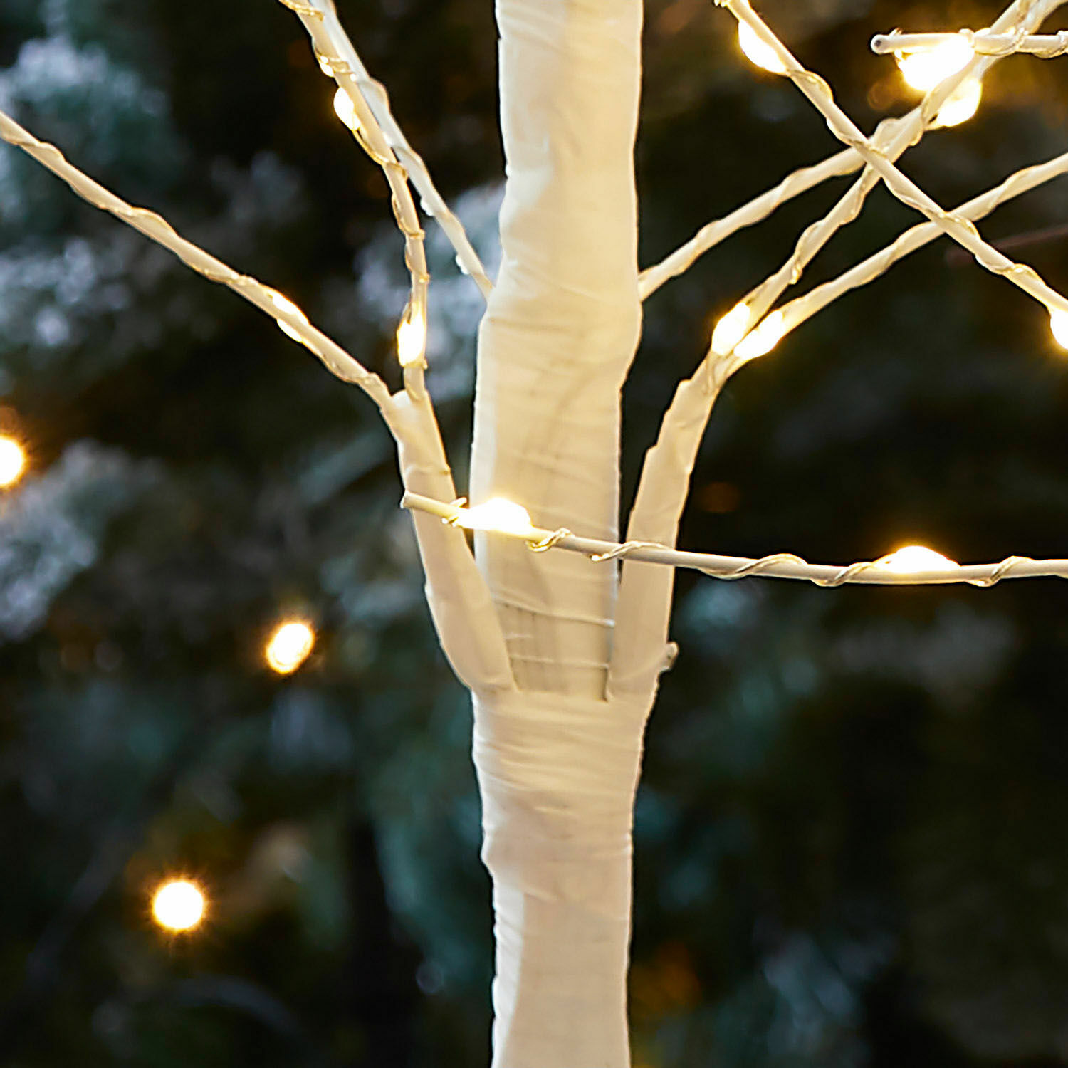 Weißer dekorativer LED-Baum mit warmen Lichtern, ideal für festliche Außenbeleuchtung