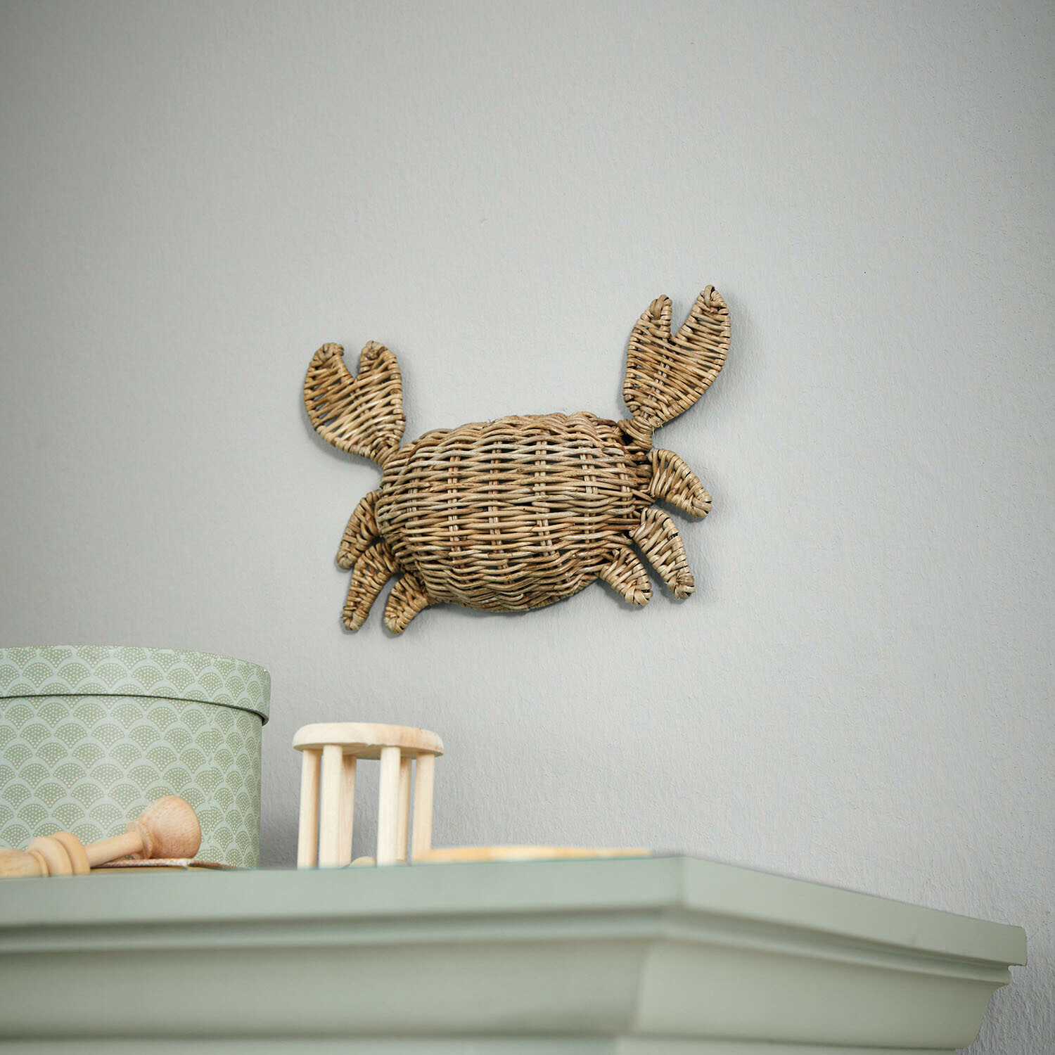 Wand-Deko Étoille Wanddeko Krabbe aus natürlichem Rattan an heller Wand, maritimes Wohnaccessoire