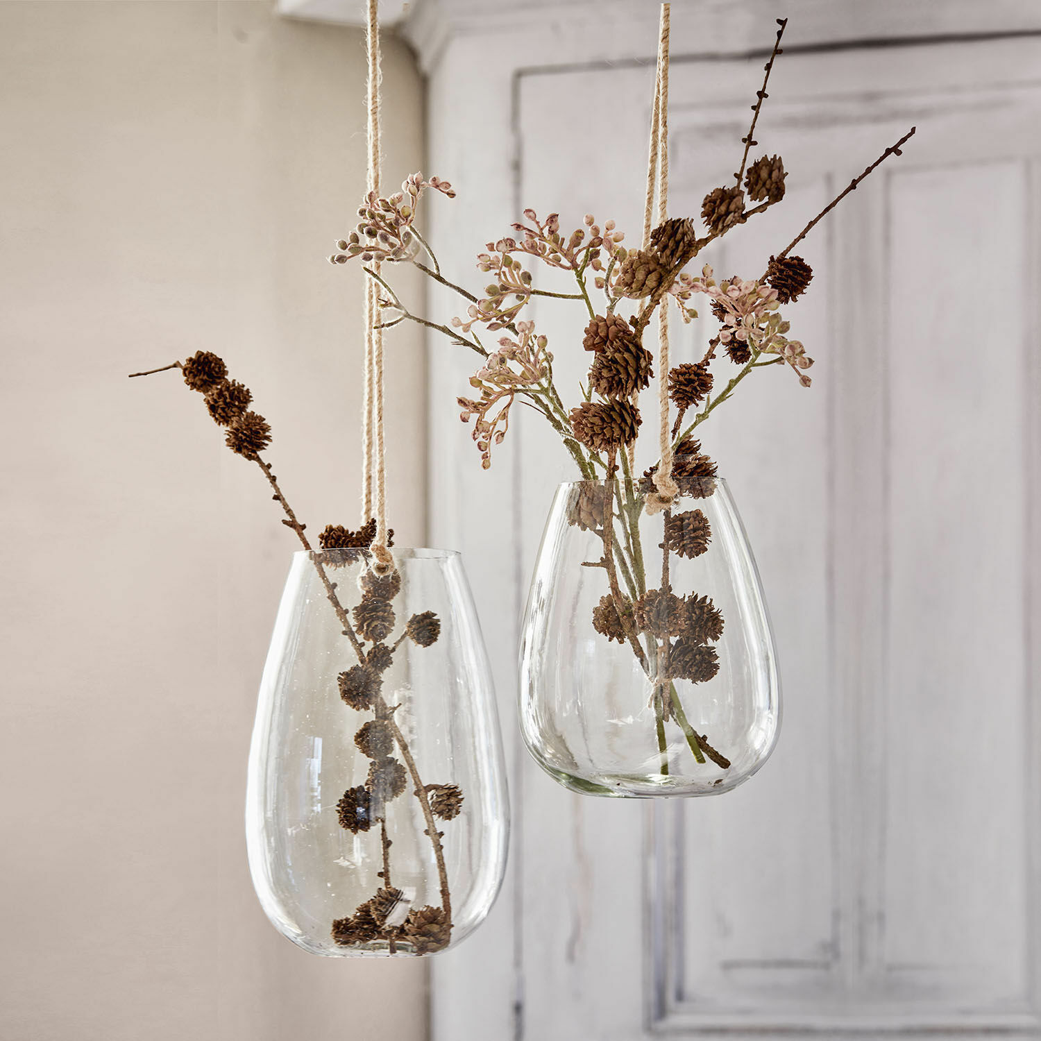 Hängewindlicht 2er Set Mylla Hängende Glasvasen mit natürlichen Zweigen und Zapfen als stilvolle Wohnaccessoires