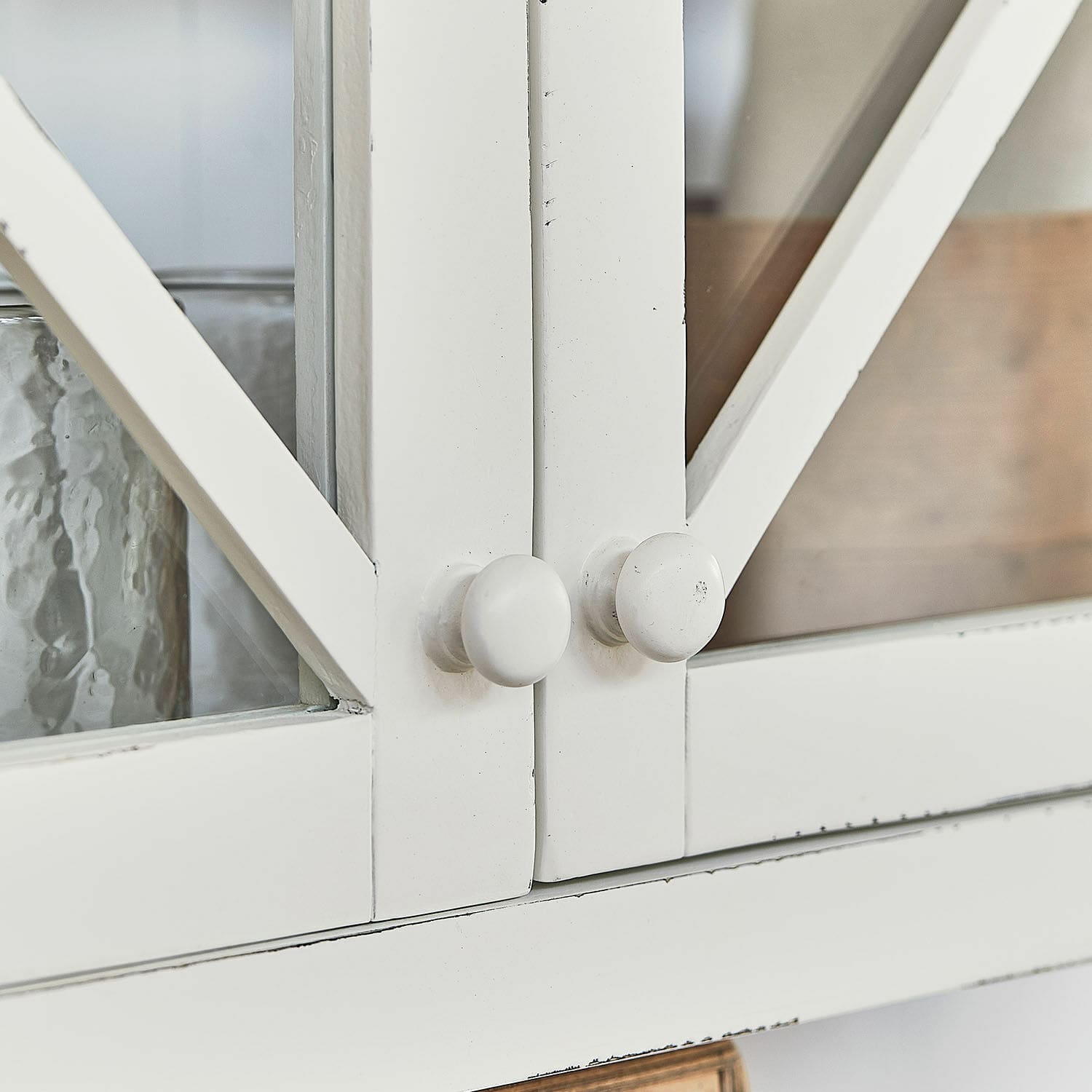 Weiße Holztüren mit runden Knöpfen und Glaseinsätzen im Vintage-Stil für Schrank