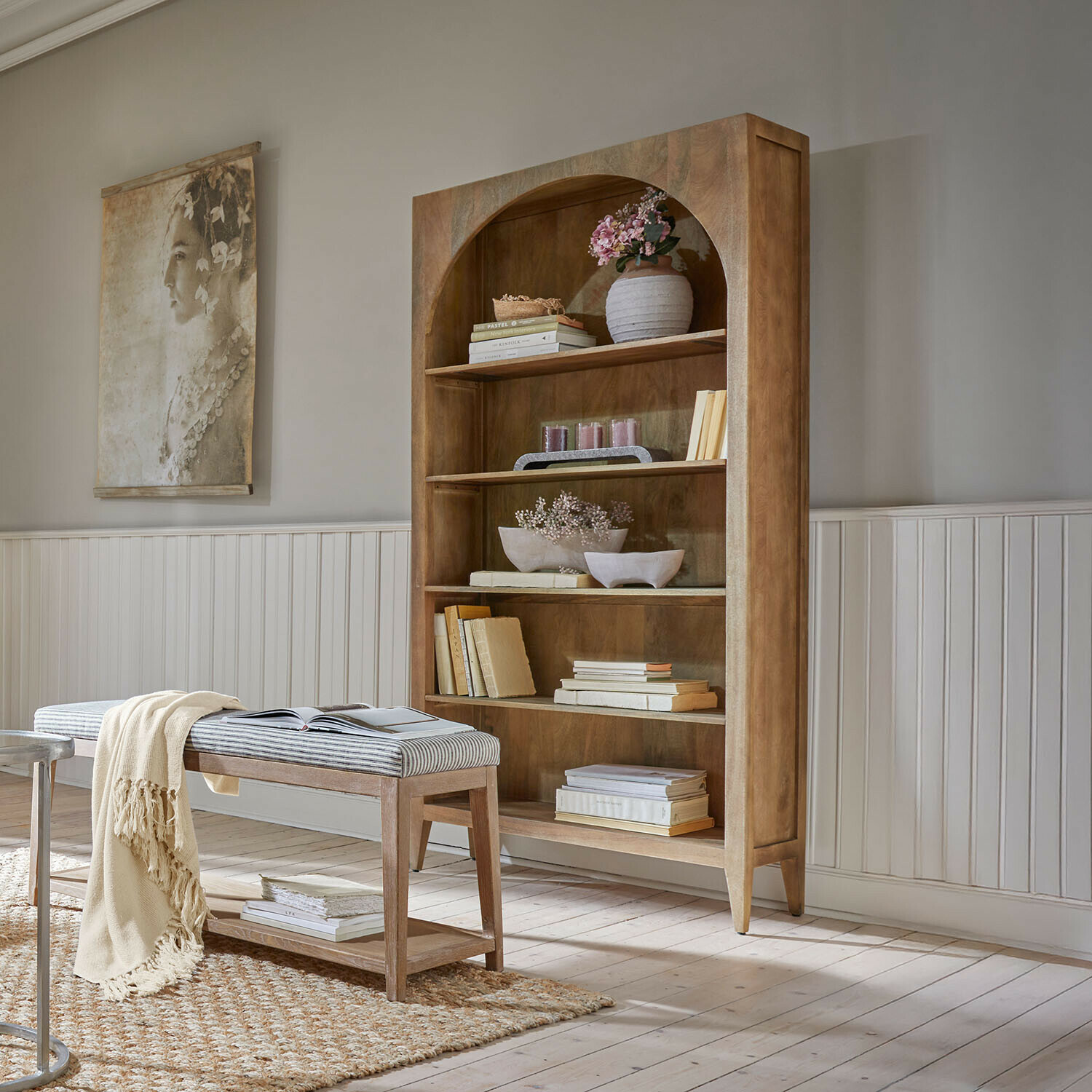 Regal Maderaviva Helles Holzregal mit Bogenöffnung und Dekorationen, rustikaler Stil, Wohnzimmermöbel