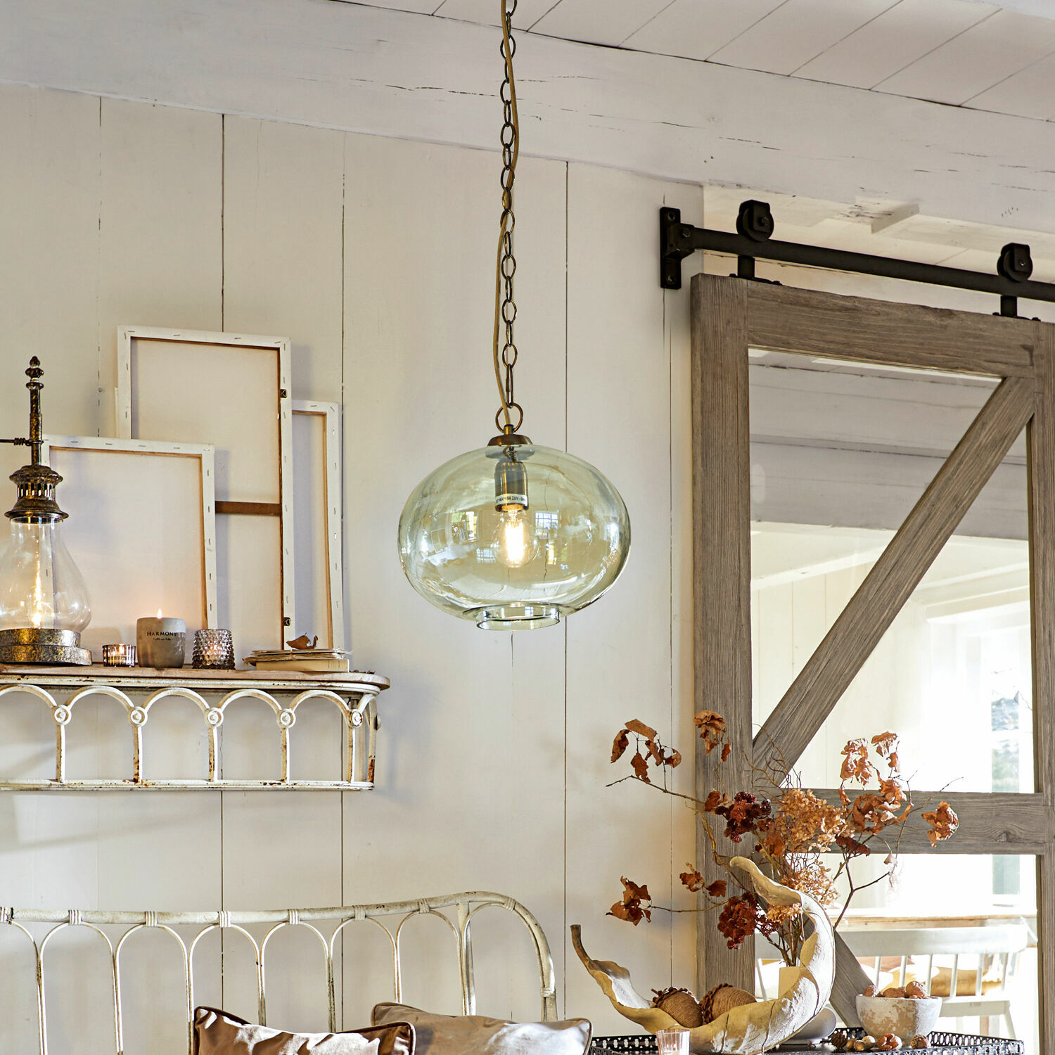 Hängelampe aus klarem Glas mit Metallkette in hellem Vintage-Wohnzimmer