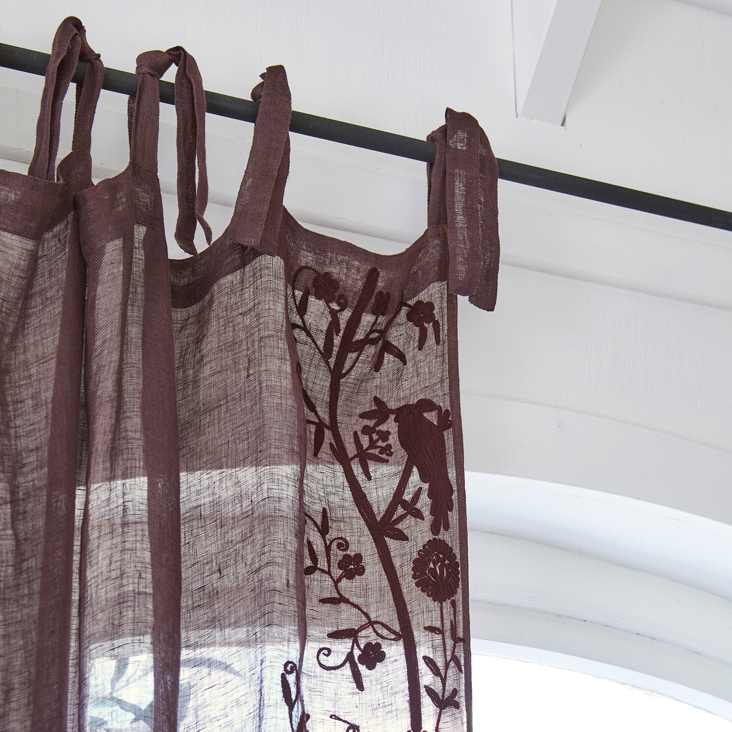 Braune Leinenvorhang mit besticktem Vogel- und Blumenmuster, dekorativer Fensterschmuck