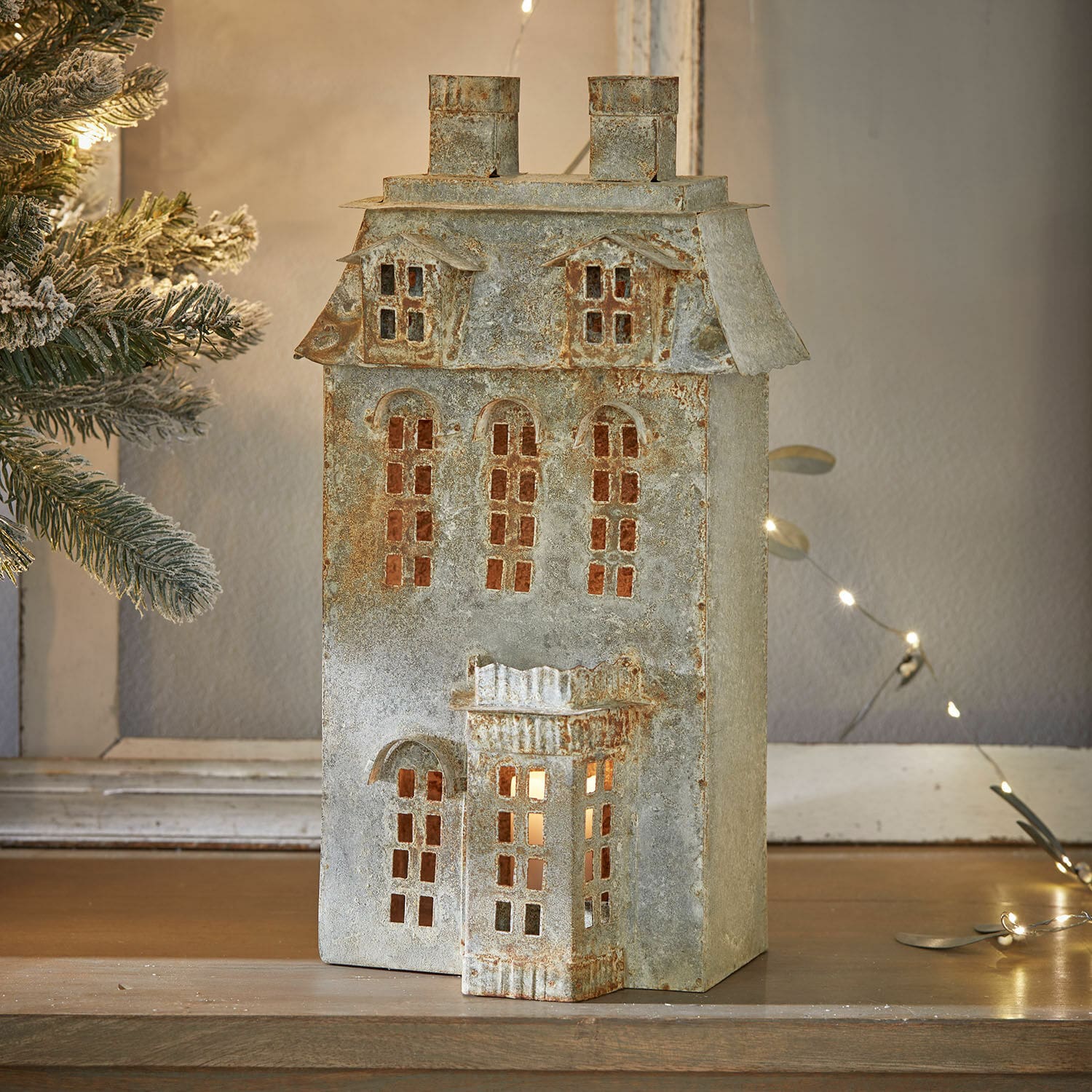 Windlicht Havnsen Metall-Dekoration in Hausform mit Fenstern und Dach in antik-silberner Farbe, LED-Weihnachtsbeleuchtung