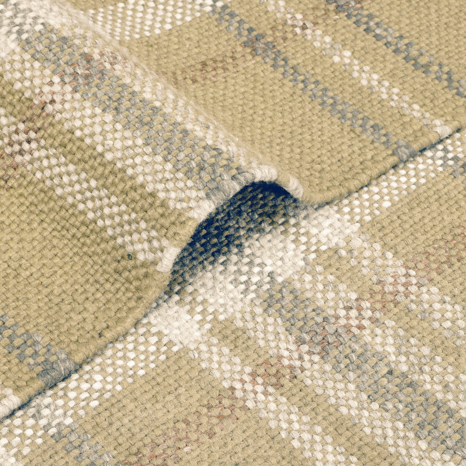 Beigefarbener Teppich mit grobem Gewebe und Karomuster, weiches Material für Wohnräume
