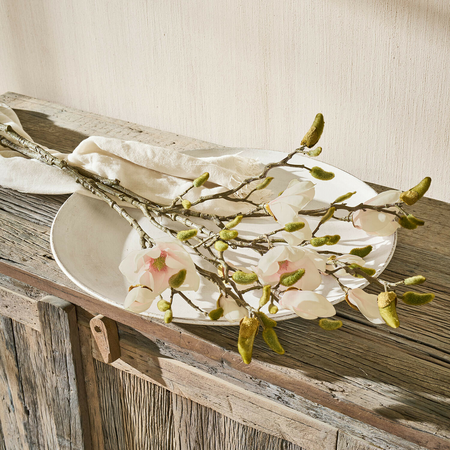 Deko-Blume 2er Set Aurélines Magnolienzweige mit weißen Blüten und grünen Knospen auf rustikalem Holztisch mit weißem Teller