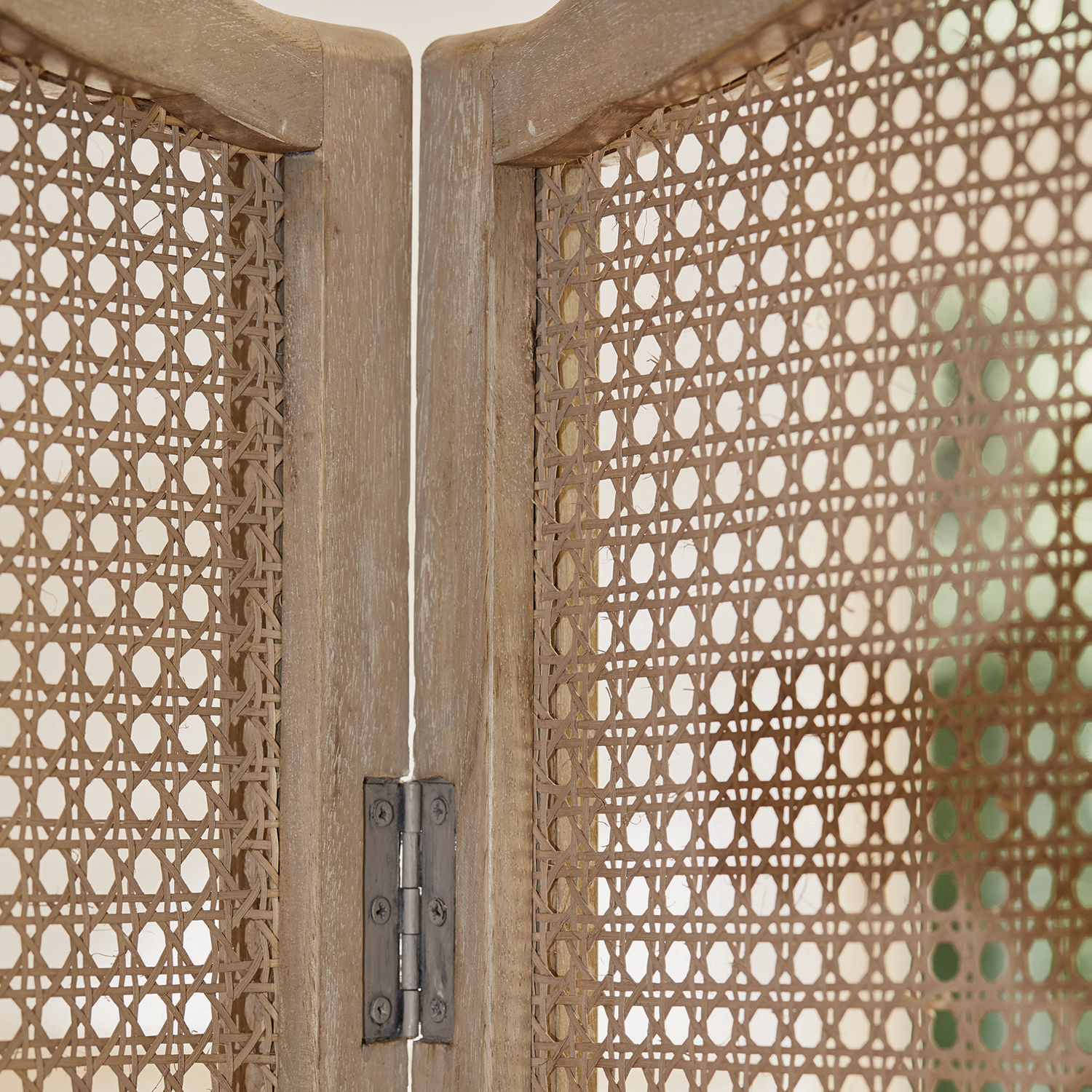 Natürlicher Paravent aus Holz und beige geflochtenem Material zur Raumtrennung und Dekoration