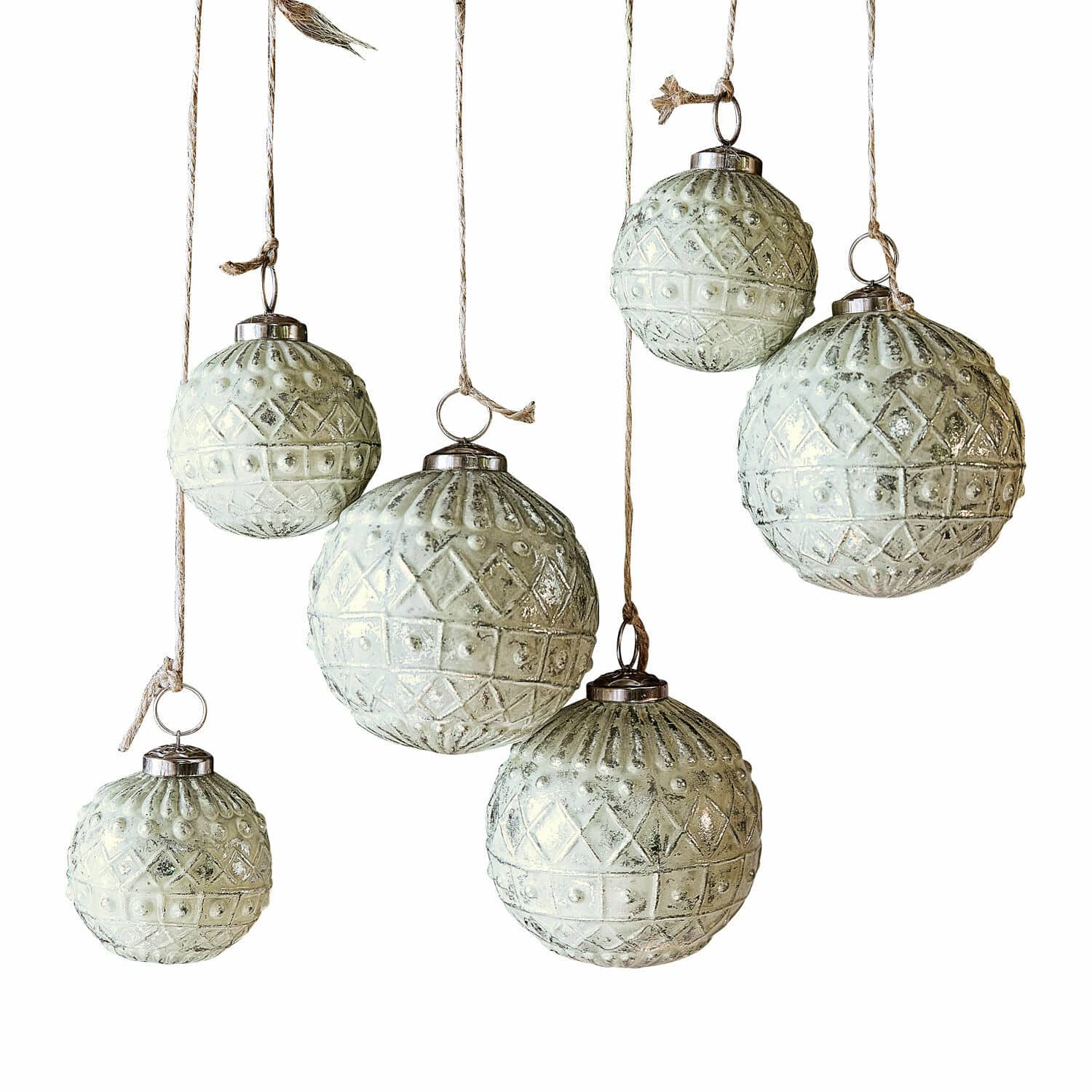Weihnachtsschmuck 6er Set Gladwin Set aus sechs weißen Glas-Weihnachtskugeln mit dekorativem Muster und Aufhängeschnur