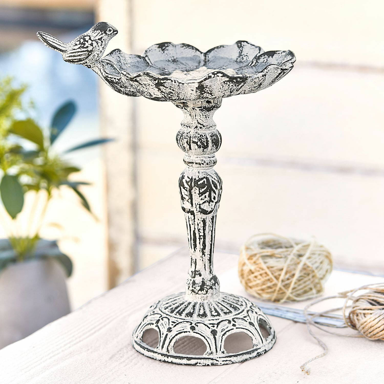 Vogeltränke Petrofani Weiße dekorative Metall-Etagere mit Vogelmotiv, verzierte Schale auf Ständer für Haus und Garten